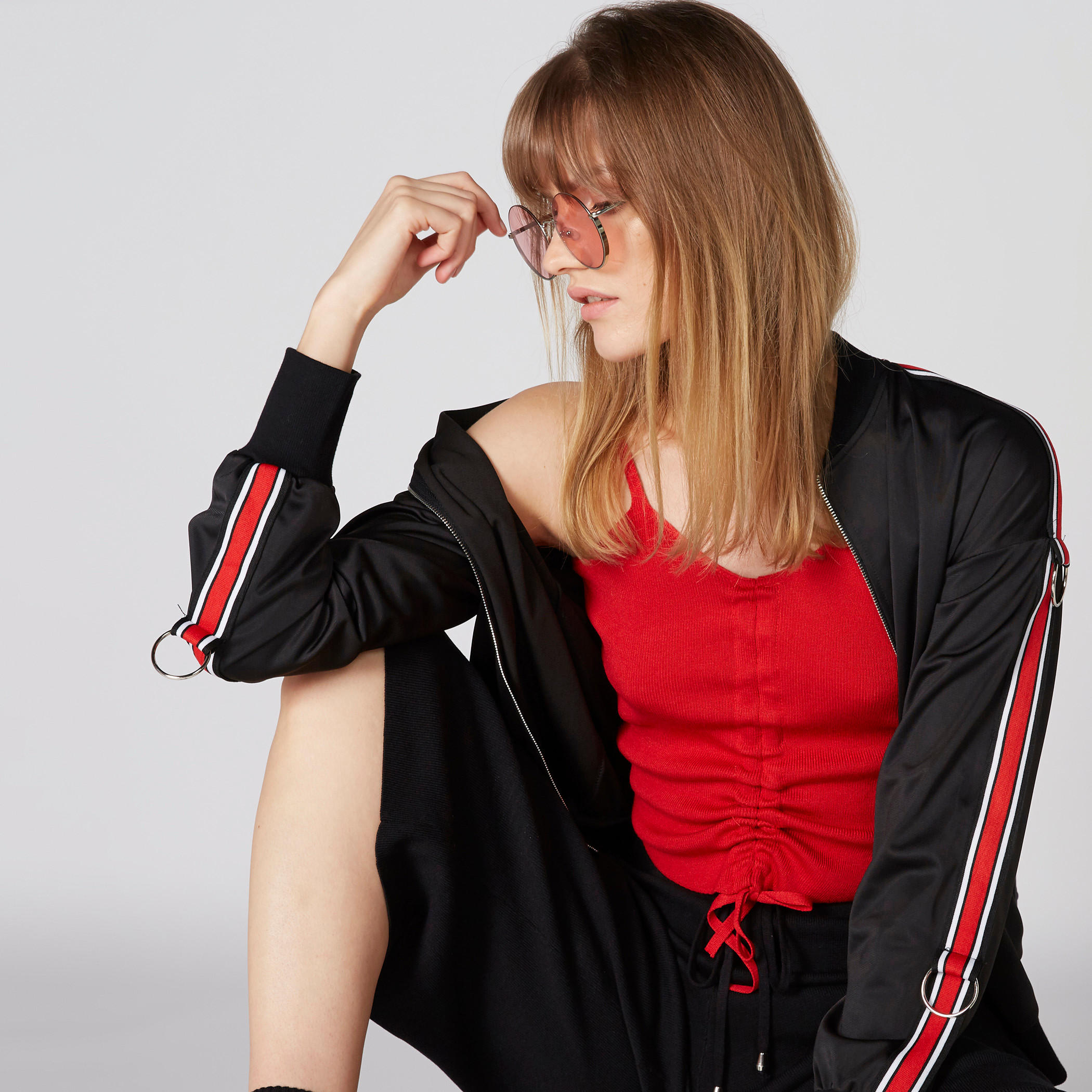 بلوزة بحمّالات رفيعة وتفاصيل كشكش-women-clothing-tshirts-image-1