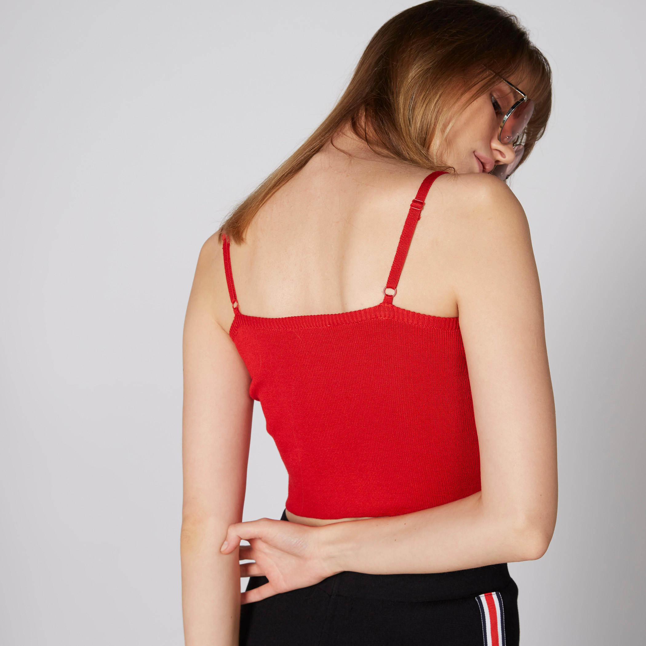 بلوزة بحمّالات رفيعة وتفاصيل كشكش-women-clothing-tshirts-image-2