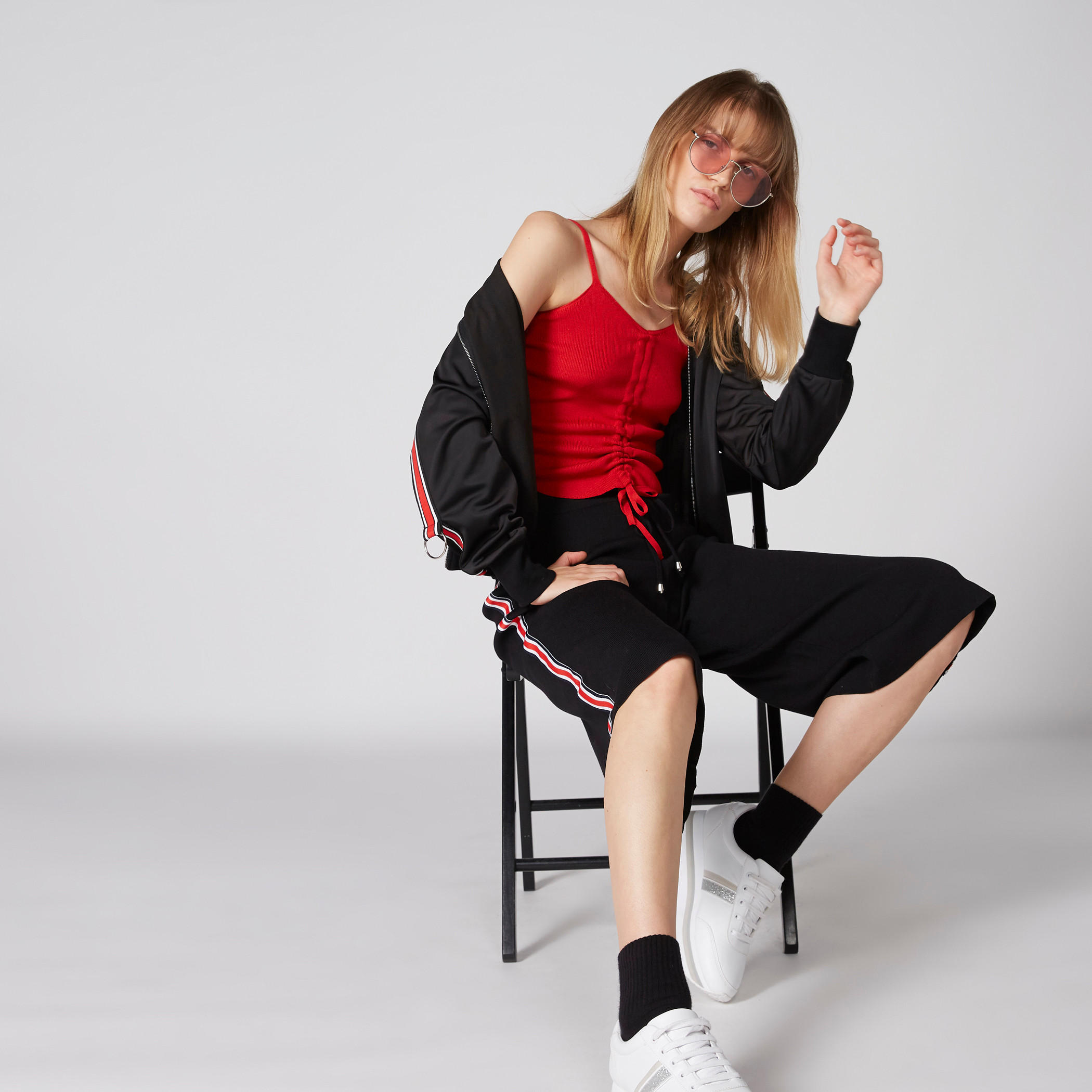 بلوزة بحمّالات رفيعة وتفاصيل كشكش-women-clothing-tshirts-image-3