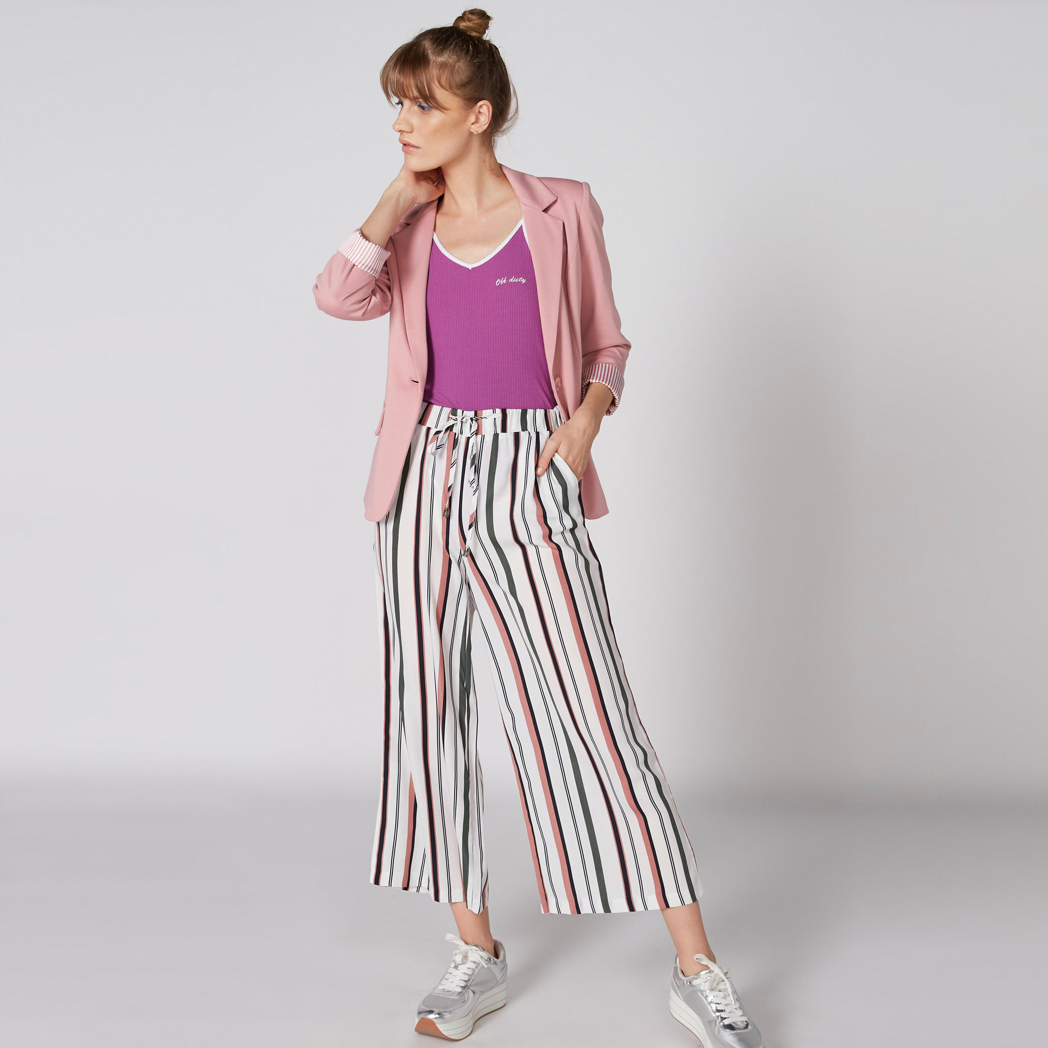 بودي سوت مضلّع بياقة V وحمّالات رفيعة-women-clothing-tshirts-image-3
