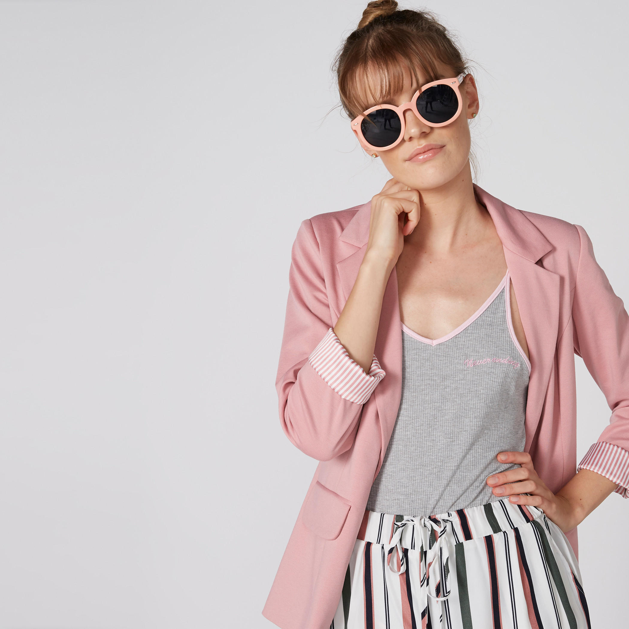 بودي سوت مضلّع بياقة V وحمّالات رفيعة قابلة للتعديل-women-clothing-tshirts-image-1