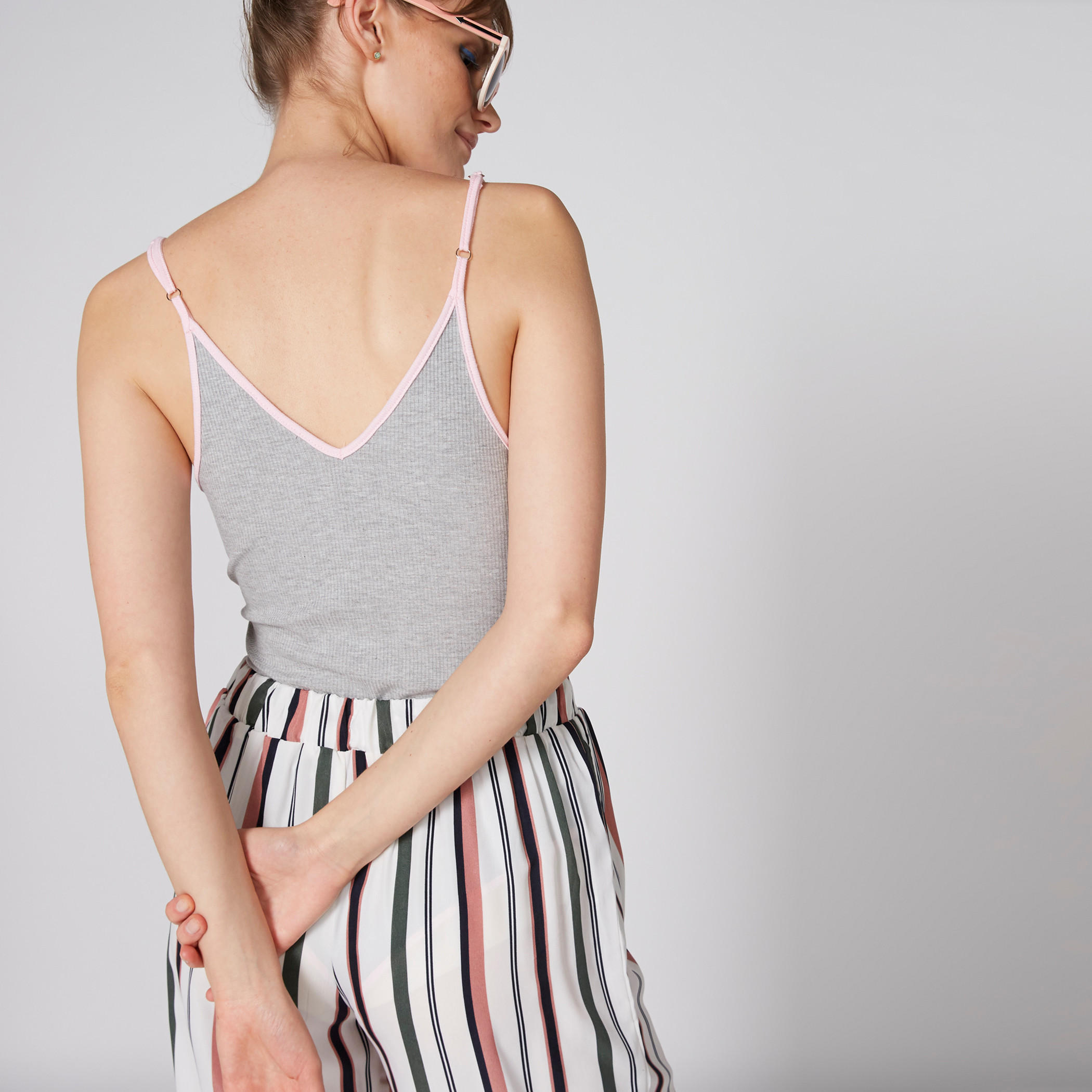 بودي سوت مضلّع بياقة V وحمّالات رفيعة قابلة للتعديل-women-clothing-tshirts-image-2