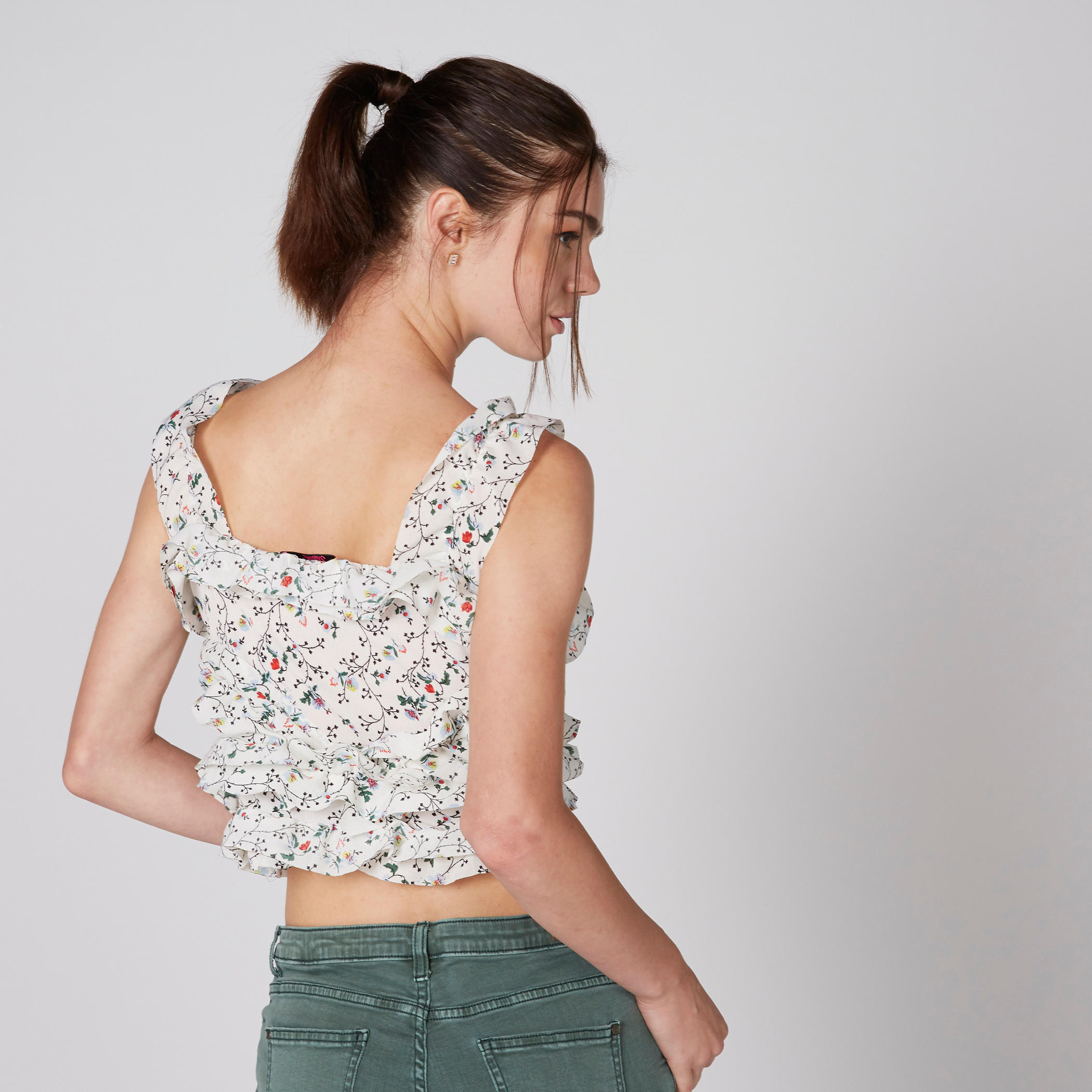 بلوزة دون أكمام بياقة عميقة وتفاصيل كشكش وطبعات-women-clothing-shirtsandblouses-blouses-image-2
