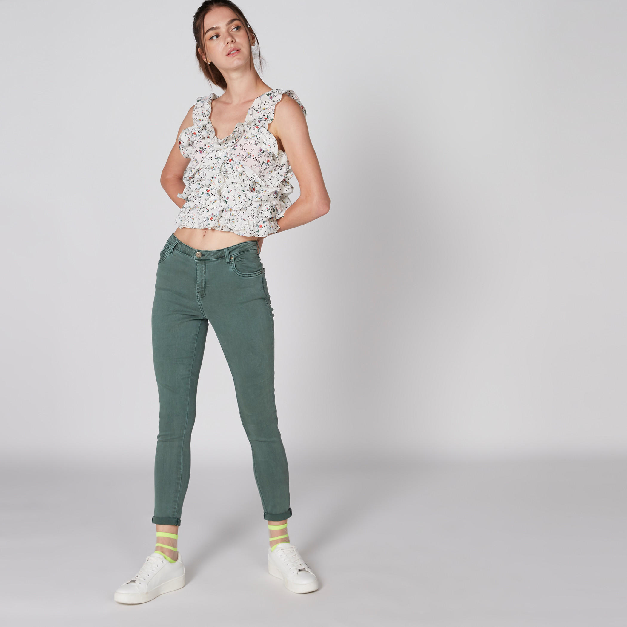 بلوزة دون أكمام بياقة عميقة وتفاصيل كشكش وطبعات-women-clothing-shirtsandblouses-blouses-image-3