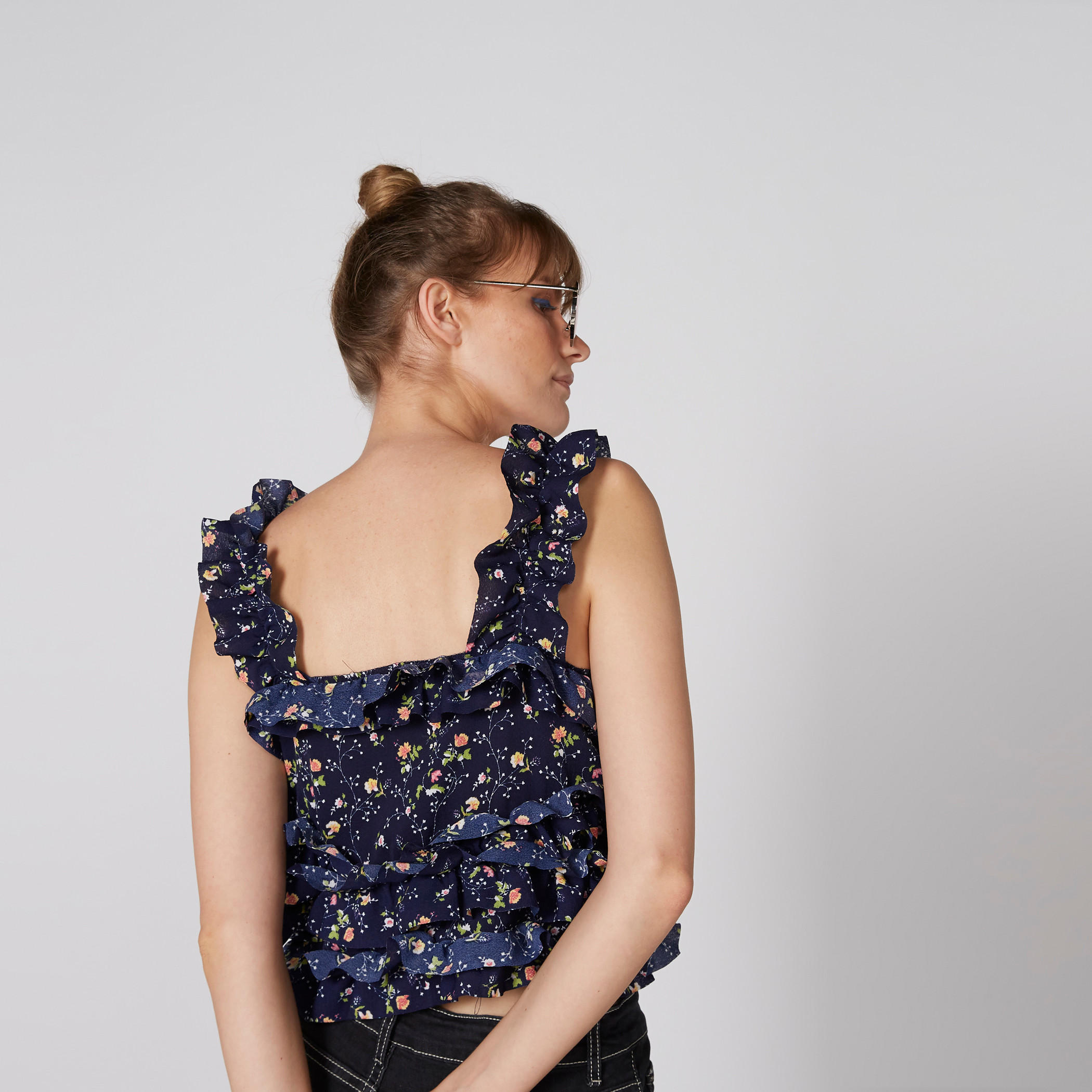 فستان دون أكمام بياقة V وتفاصيل كشكش وطبعات-women-clothing-shirtsandblouses-blouses-image-2
