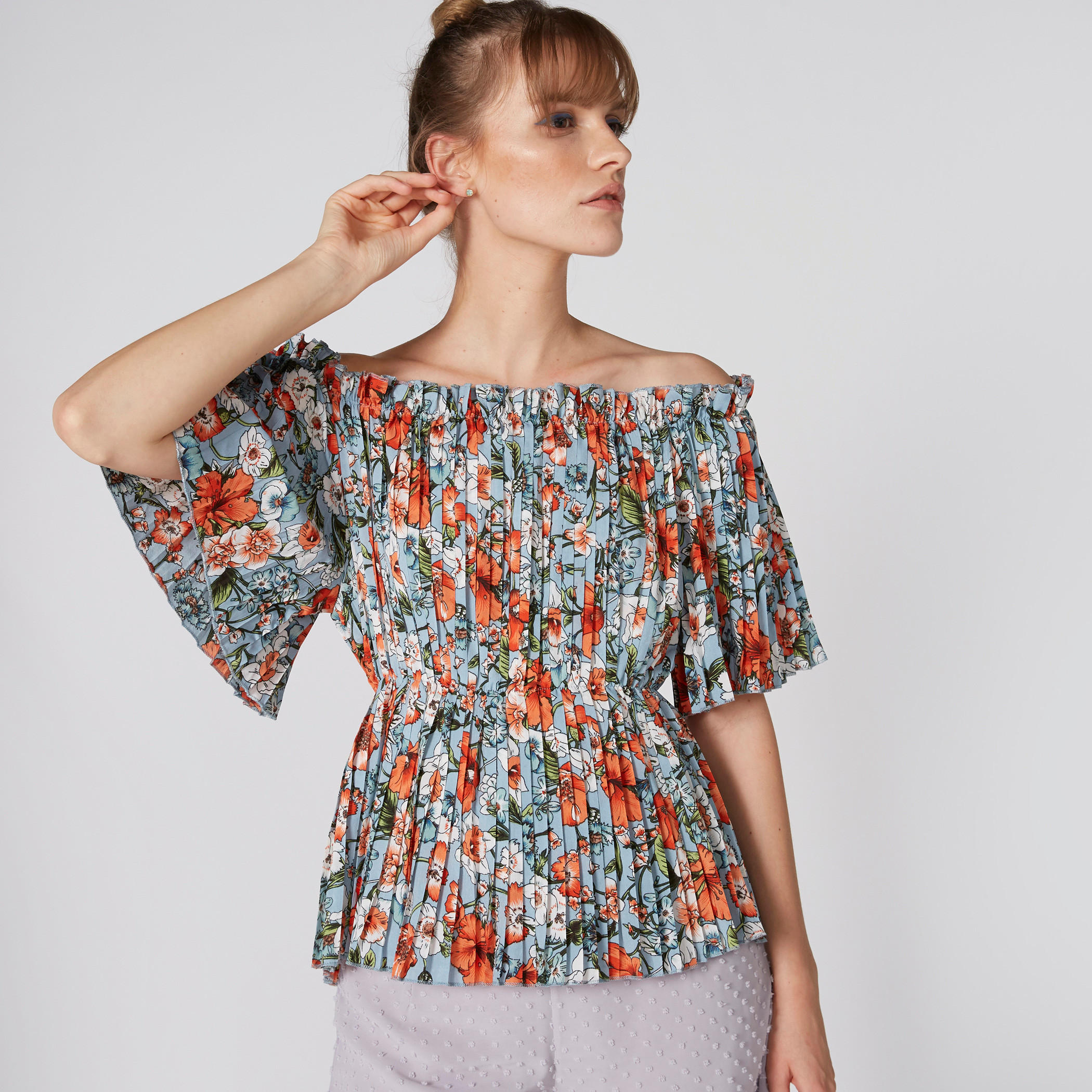 بلوزة مكشوفة الأكتاف بطيّات وطبعات أزهار-women-clothing-shirtsandblouses-blouses-image-1