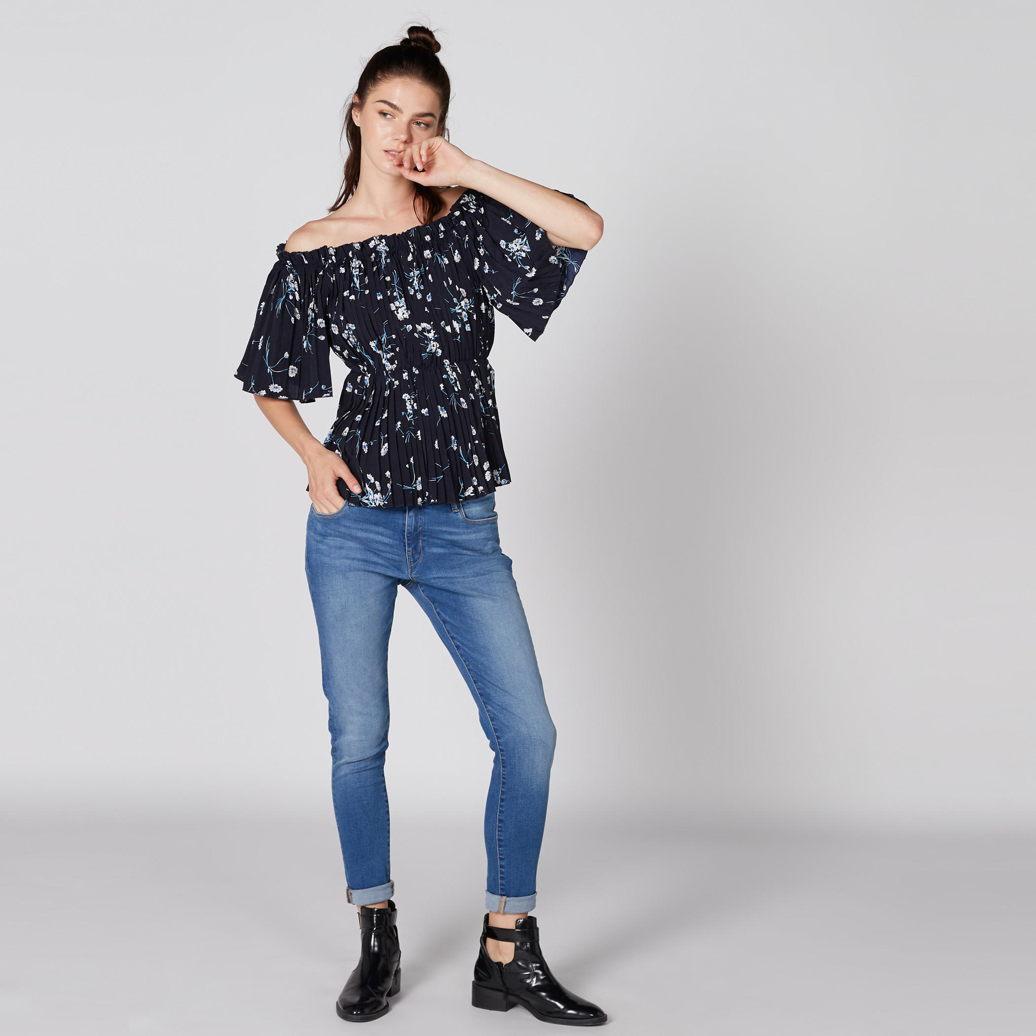 بلوزة مطوية بأكتاف مكشوفة وأكمام قصيرة وطبعات أزهار-women-clothing-shirtsandblouses-blouses-image-1