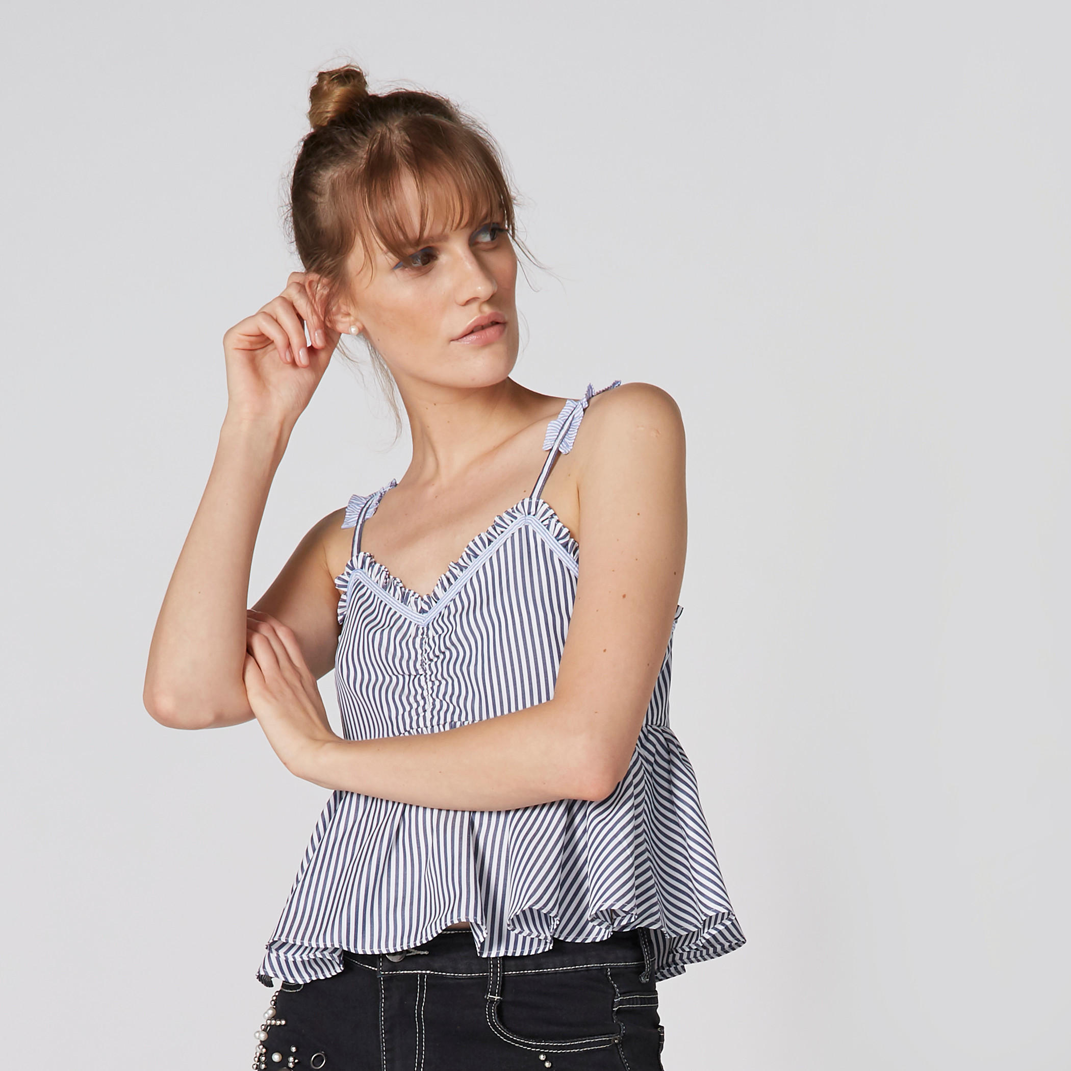 بلوزة مقلّمة بياقة V وتفاصيل كشكش-women-clothing-shirtsandblouses-blouses-image-3