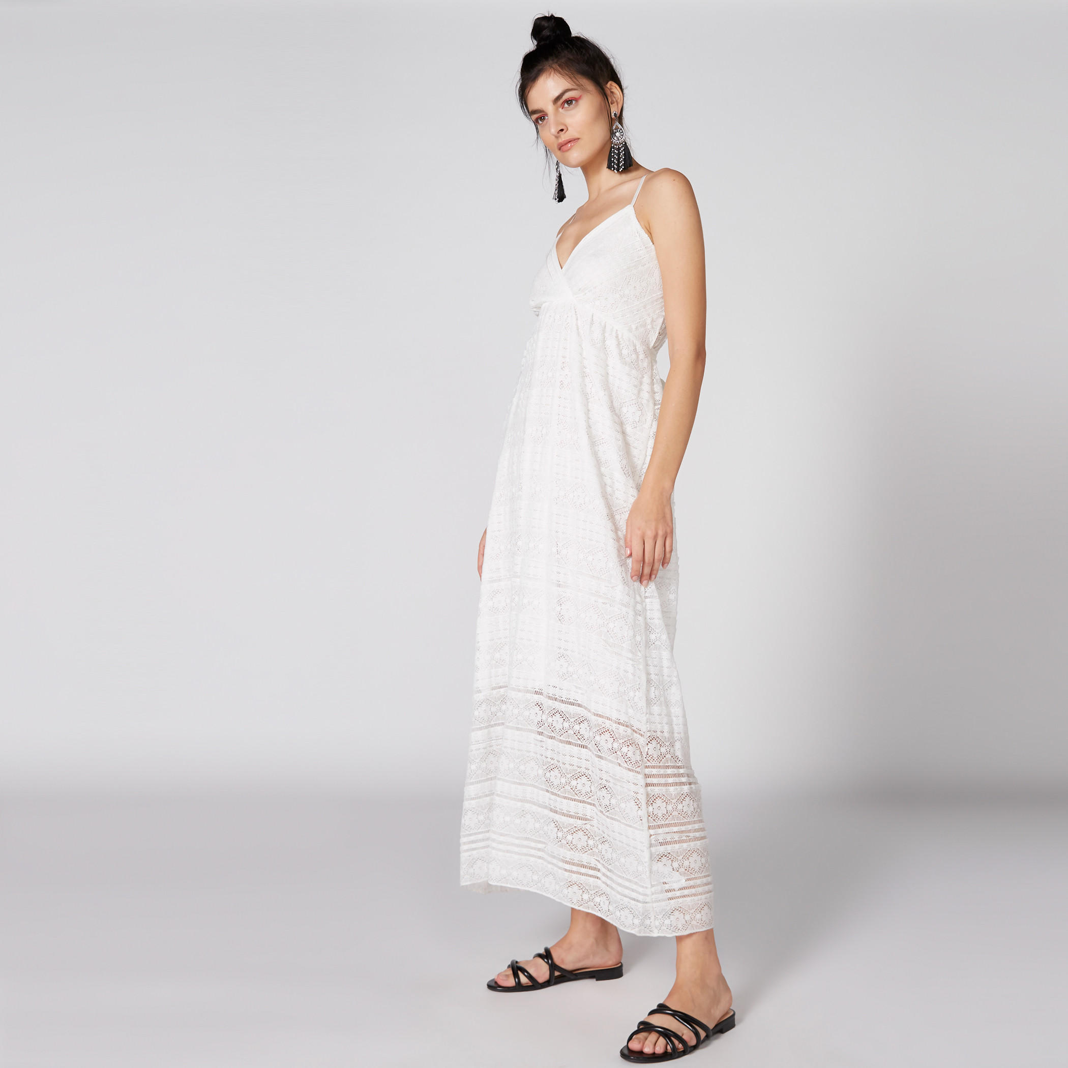 فستان دانتيل طويل بياقة V وحمّالات رفيعة-women-clothing-dresses-image-1