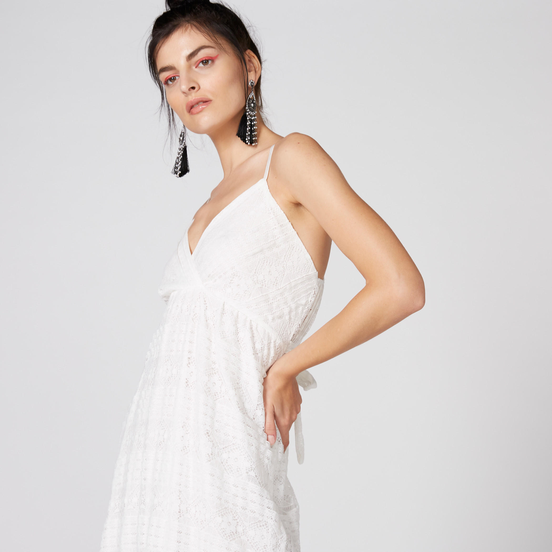 فستان دانتيل طويل بياقة V وحمّالات رفيعة-women-clothing-dresses-image-3