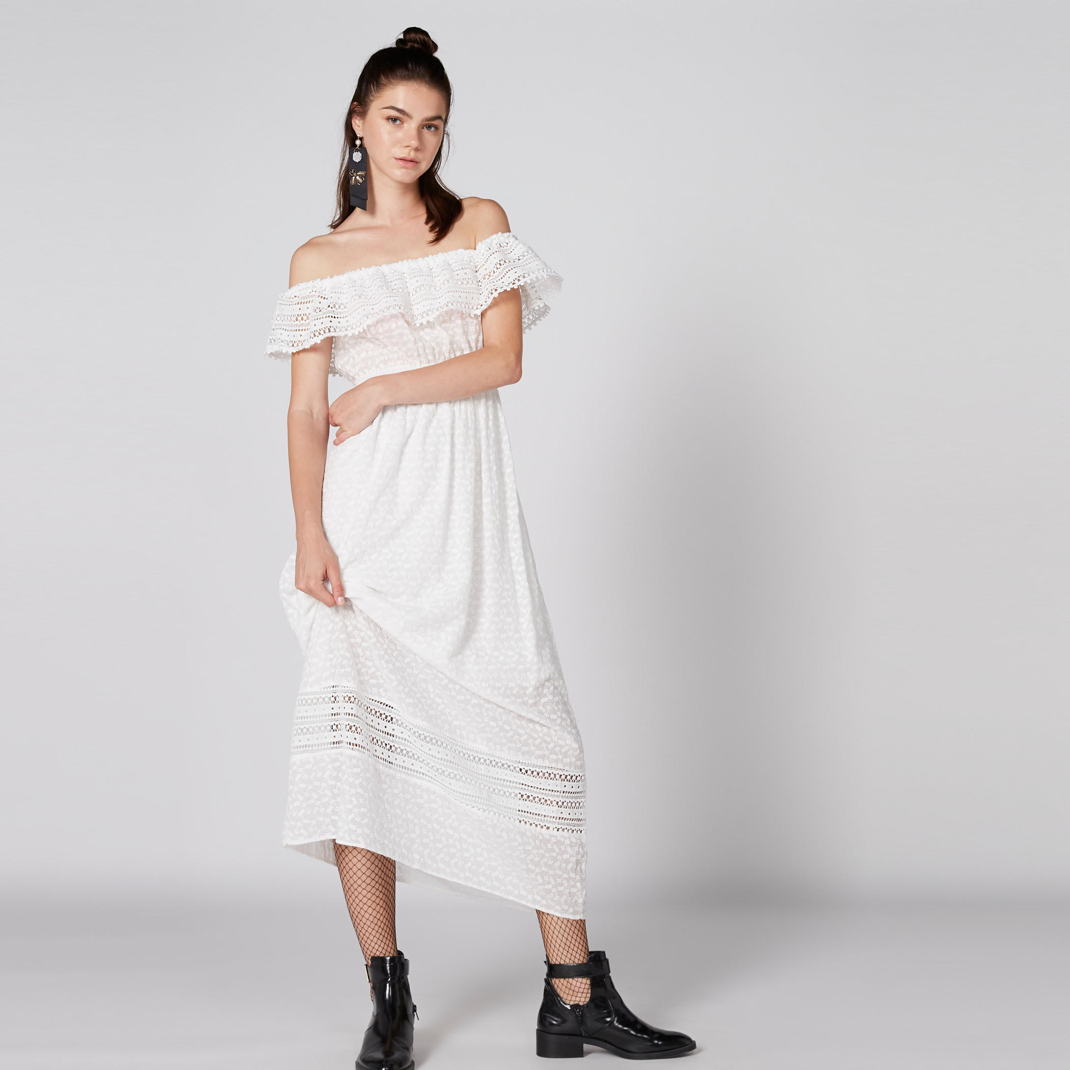 فستان طويل مكشوف الأكتاف بتفاصيل دانتيل-women-clothing-dresses-image-1