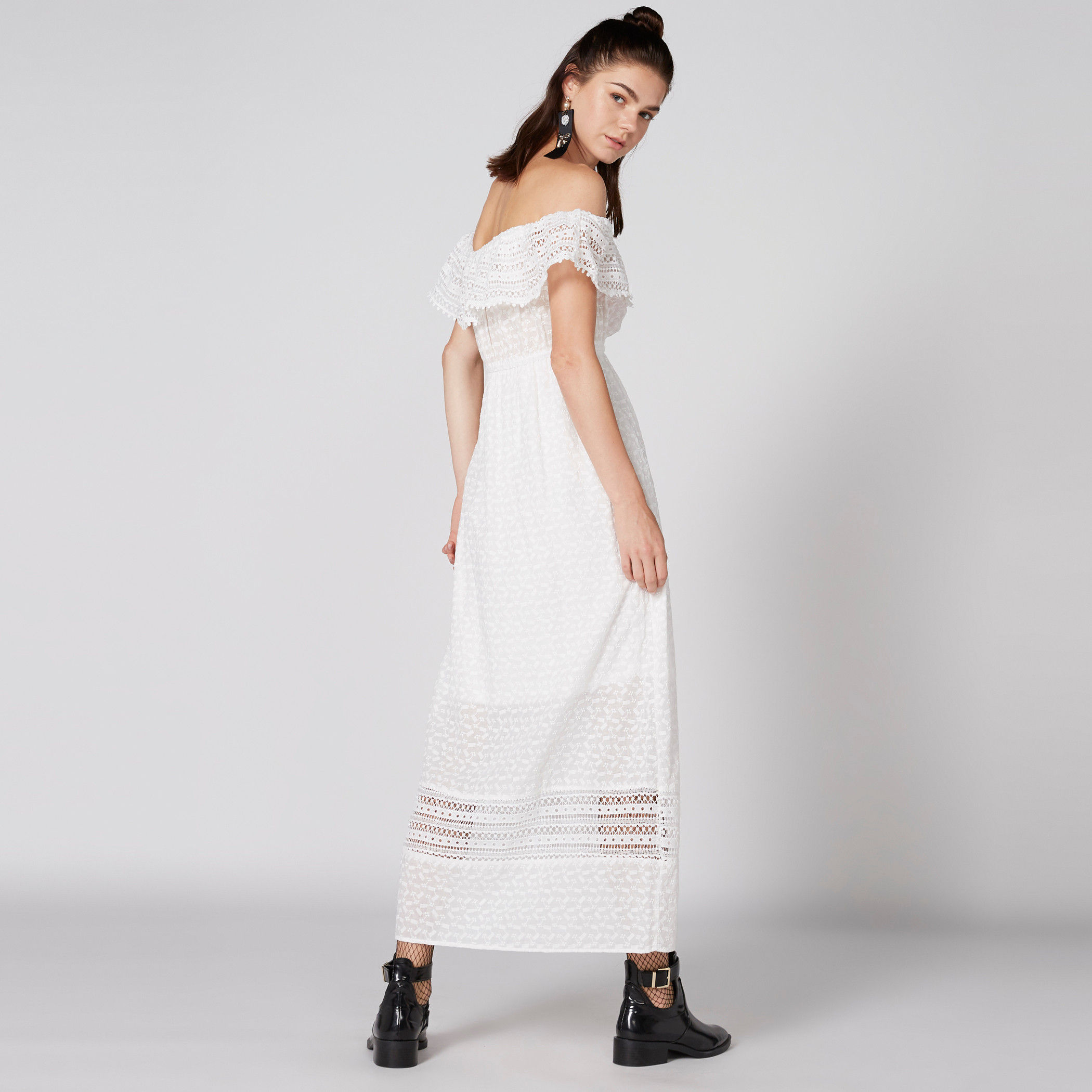 فستان طويل مكشوف الأكتاف بتفاصيل دانتيل-women-clothing-dresses-image-2