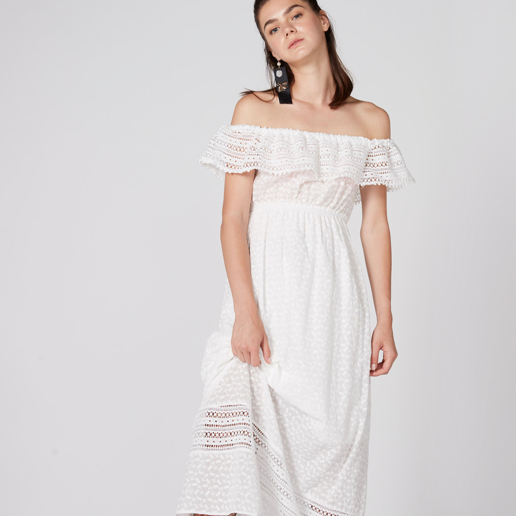 فستان طويل مكشوف الأكتاف بتفاصيل دانتيل-women-clothing-dresses-image-5