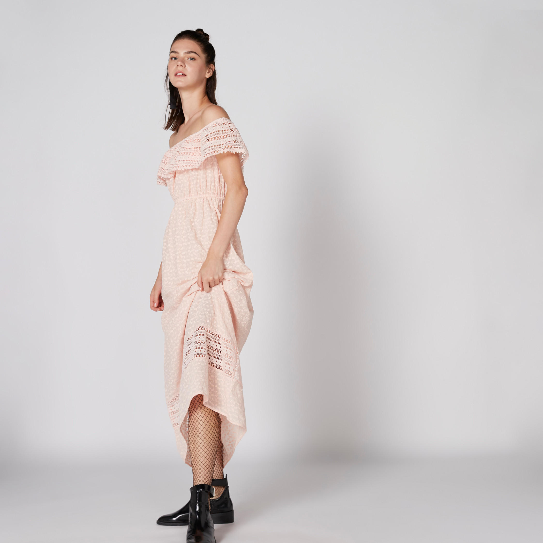 فستان طويل مكشوف الأكتاف بتفاصيل دانتيل-women-clothing-dresses-image-4