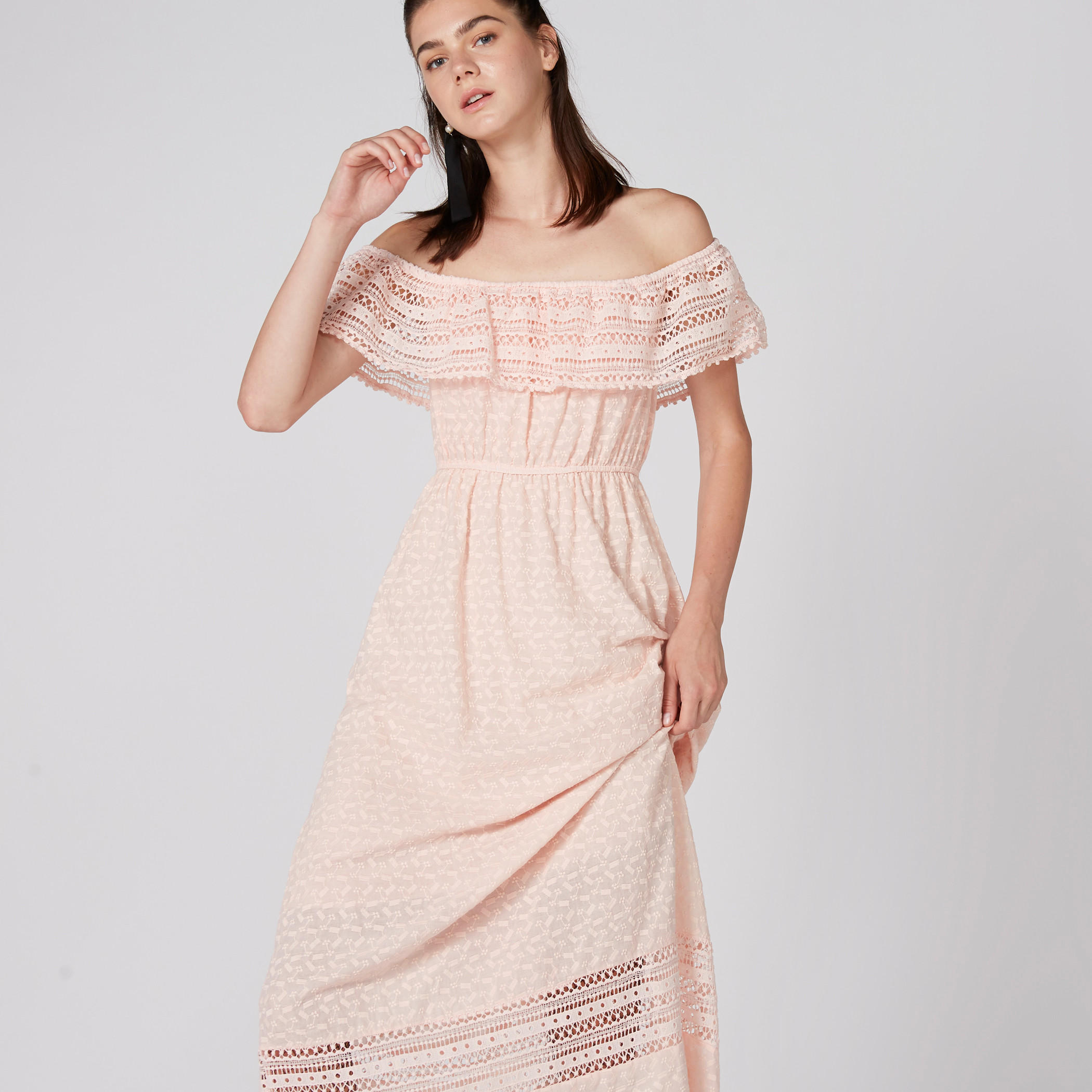 فستان طويل مكشوف الأكتاف بتفاصيل دانتيل-women-clothing-dresses-image-5