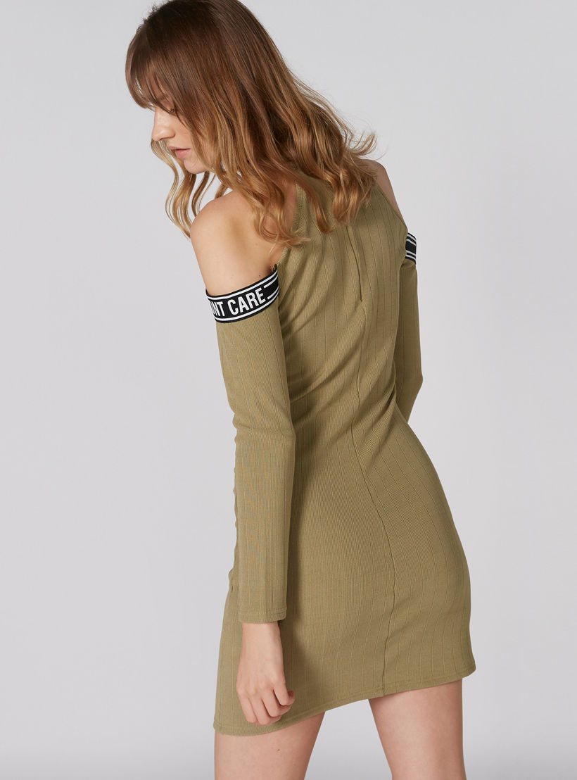 فستان قصير مضلّع بياقة عالية وأكتاف مفرّغة-women-clothing-dresses-image-2