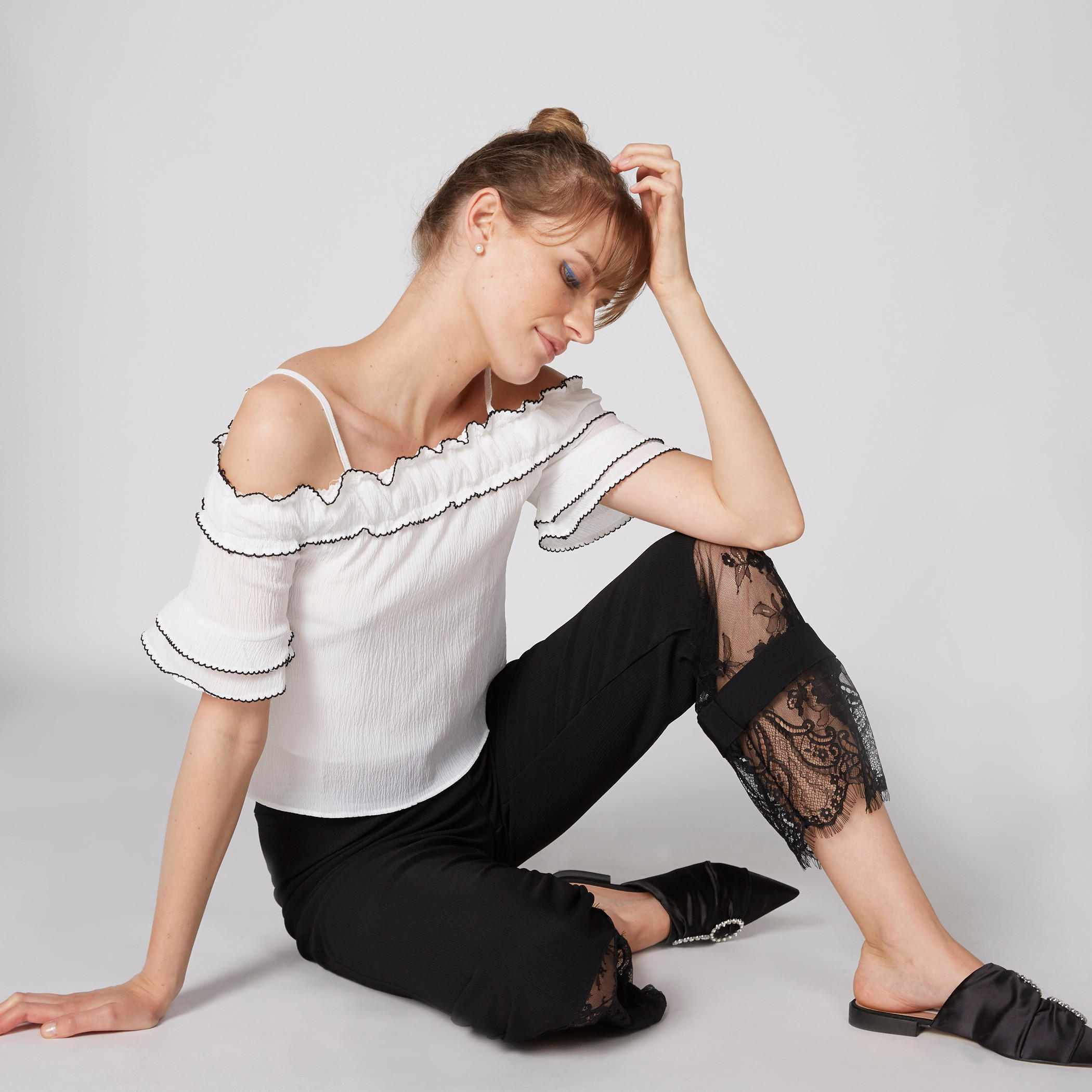 بلوزة بارزة الملمس بأكتاف مكشوفة وأكمام قصيرة وتفاصيل كشكش-women-clothing-shirtsandblouses-blouses-image-1