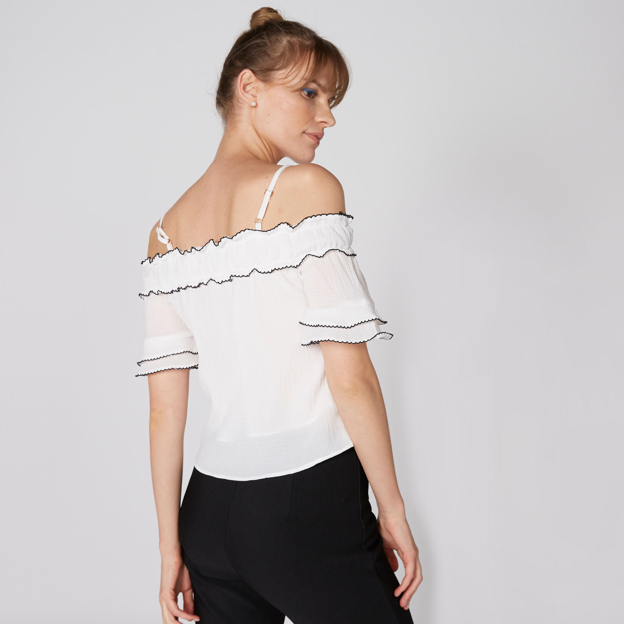 بلوزة بارزة الملمس بأكتاف مكشوفة وأكمام قصيرة وتفاصيل كشكش-women-clothing-shirtsandblouses-blouses-image-2