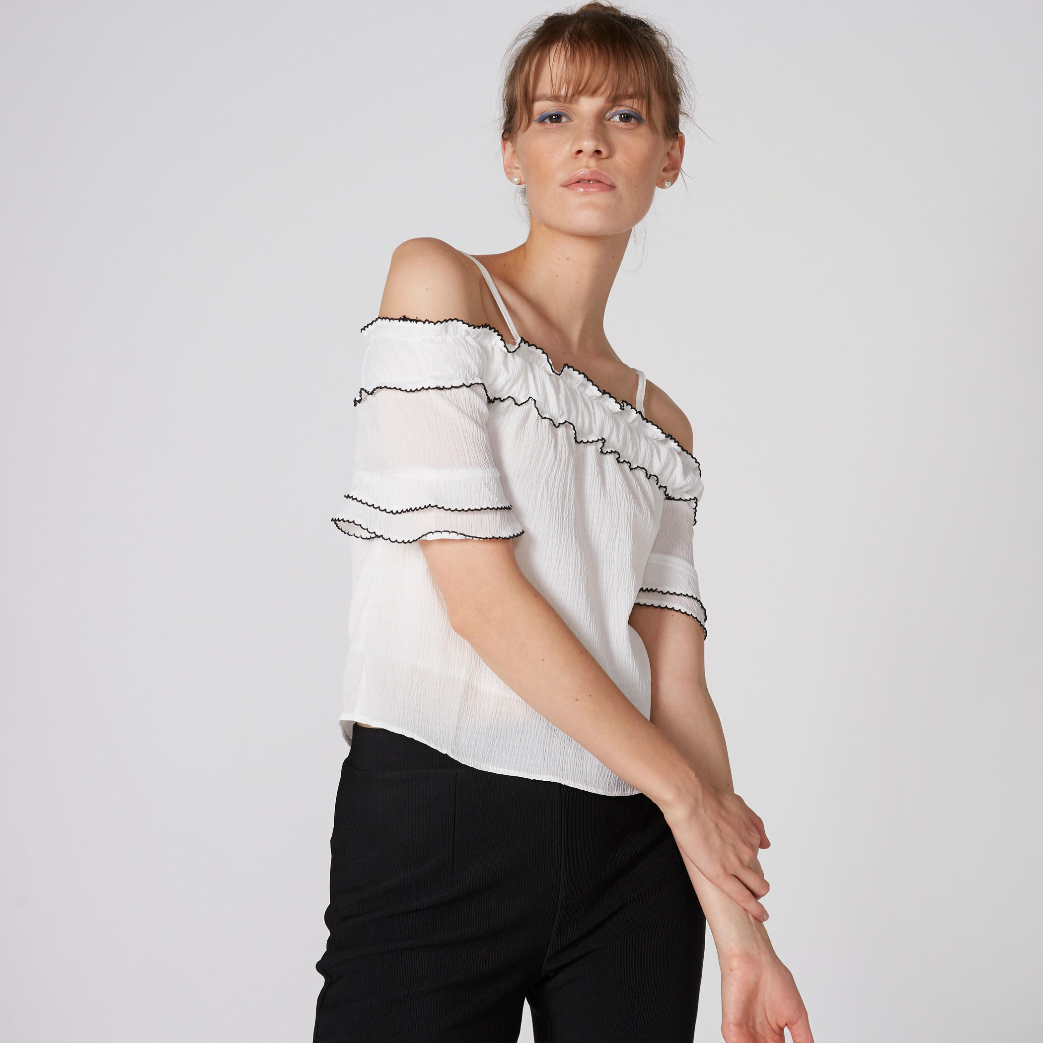 بلوزة بارزة الملمس بأكتاف مكشوفة وأكمام قصيرة وتفاصيل كشكش-women-clothing-shirtsandblouses-blouses-image-3