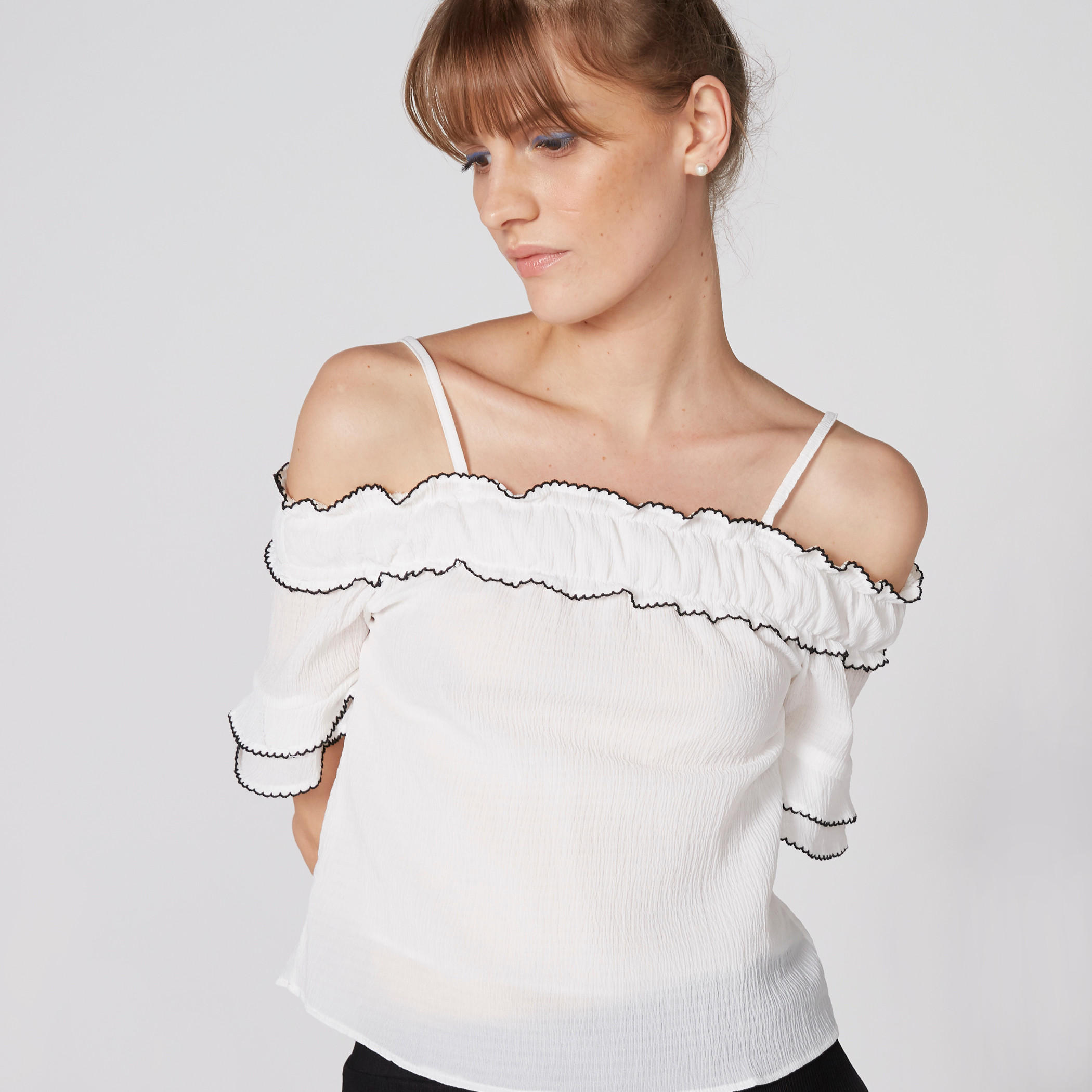 بلوزة بارزة الملمس بأكتاف مكشوفة وأكمام قصيرة وتفاصيل كشكش-women-clothing-shirtsandblouses-blouses-image-4