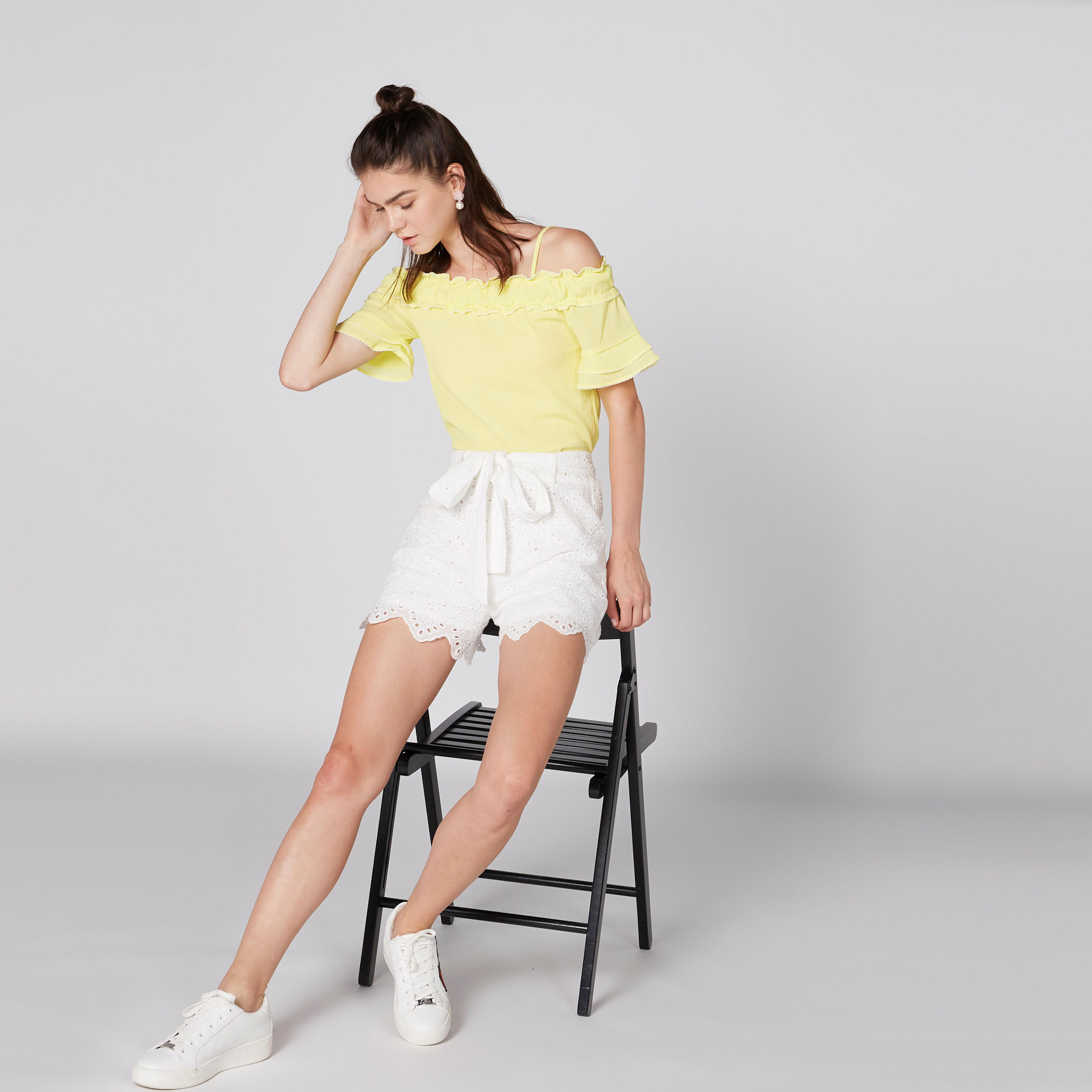 بلوزة مكشوفة الأكتاف بحمّالات رفيعة قابلة للتعديل وتفاصيل كشكش-women-clothing-shirtsandblouses-blouses-image-1