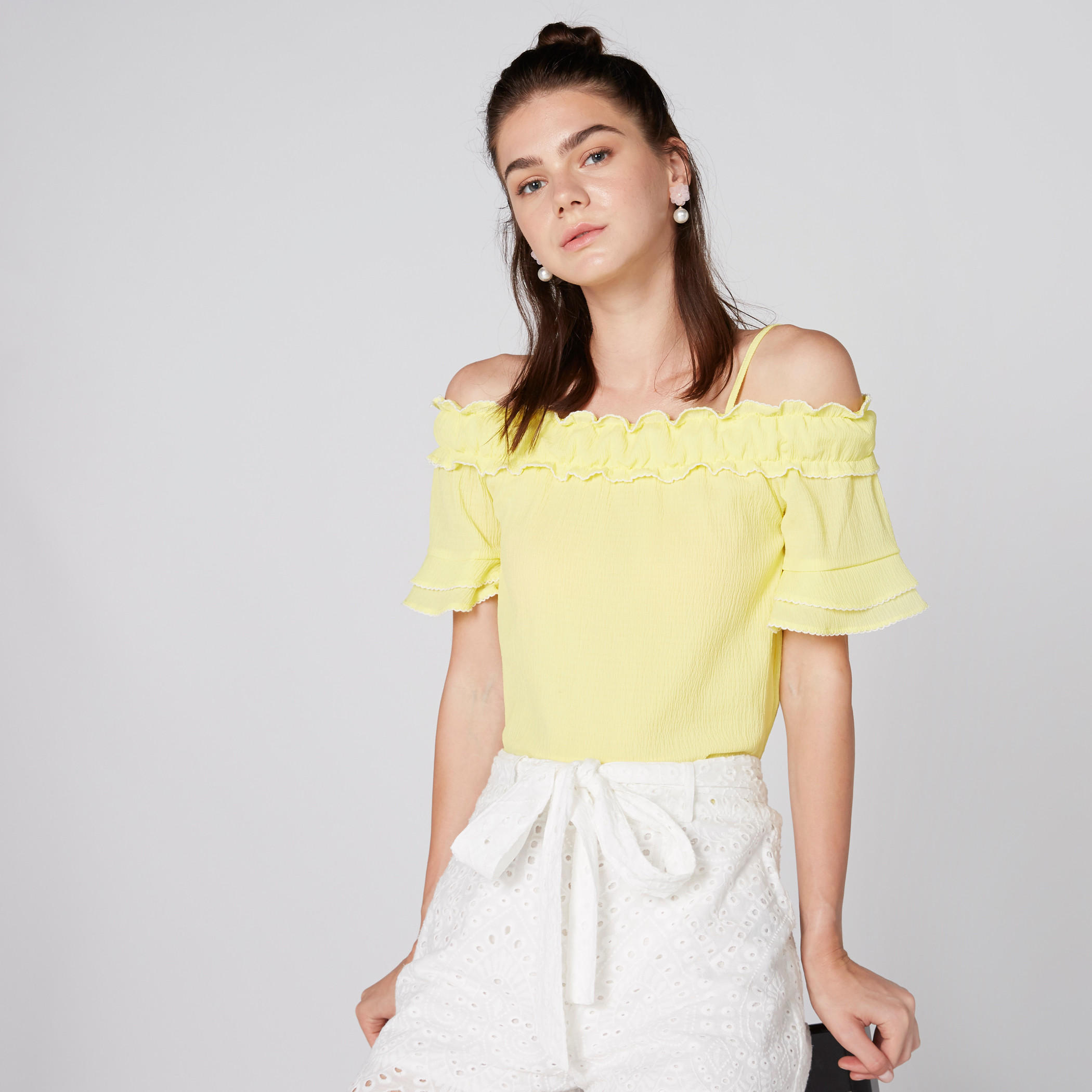 بلوزة مكشوفة الأكتاف بحمّالات رفيعة قابلة للتعديل وتفاصيل كشكش-women-clothing-shirtsandblouses-blouses-image-3