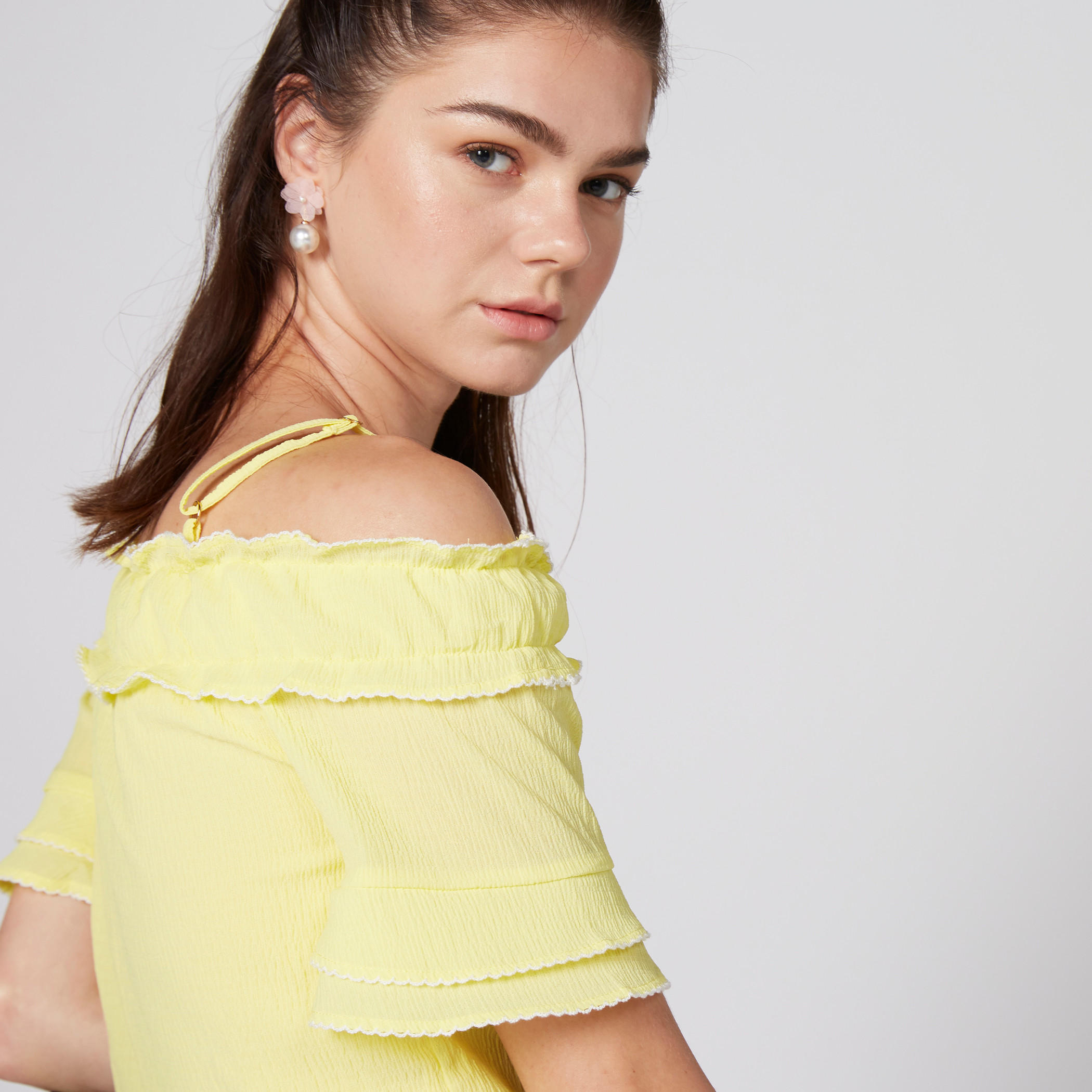 بلوزة مكشوفة الأكتاف بحمّالات رفيعة قابلة للتعديل وتفاصيل كشكش-women-clothing-shirtsandblouses-blouses-image-5