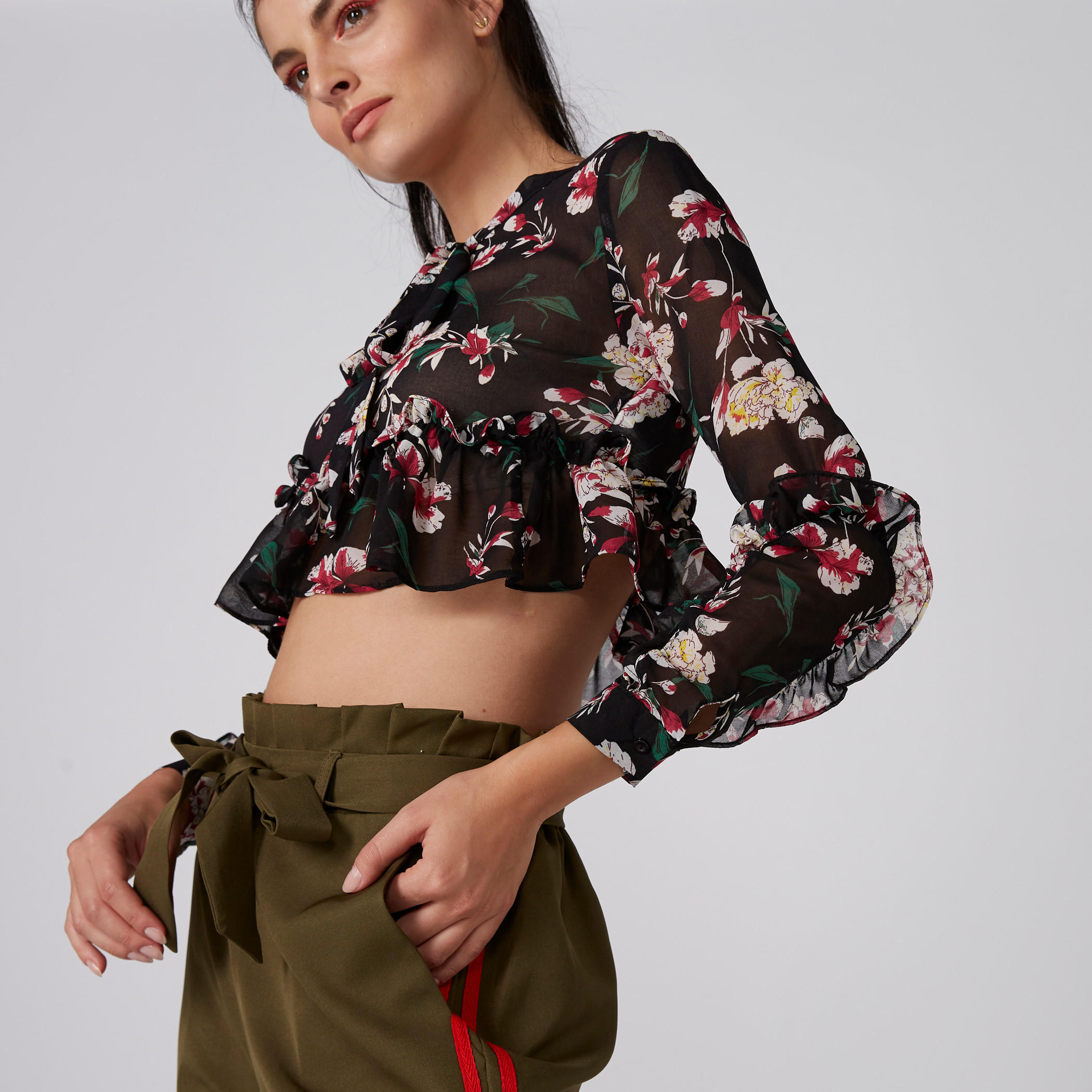 بلوزة قصيرة بأكمام طويلة وتفاصيل كشكش وطبعات-women-clothing-shirtsandblouses-blouses-image-1