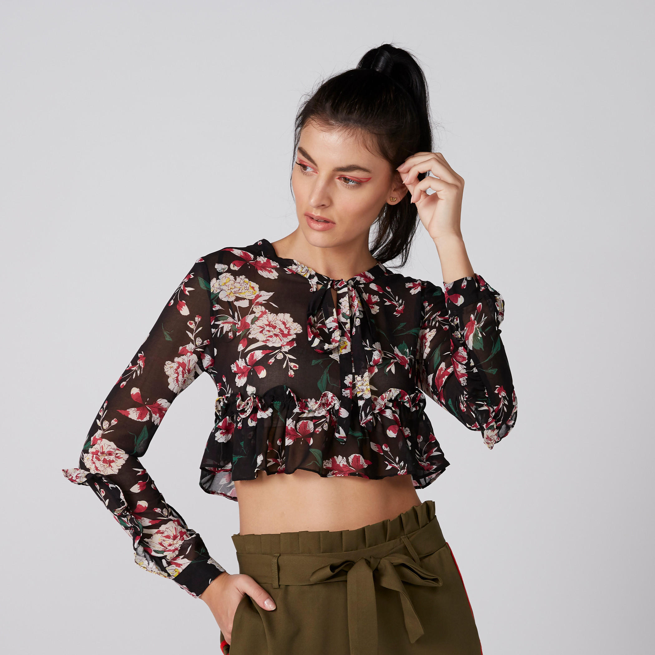 بلوزة قصيرة بأكمام طويلة وتفاصيل كشكش وطبعات-women-clothing-shirtsandblouses-blouses-image-3