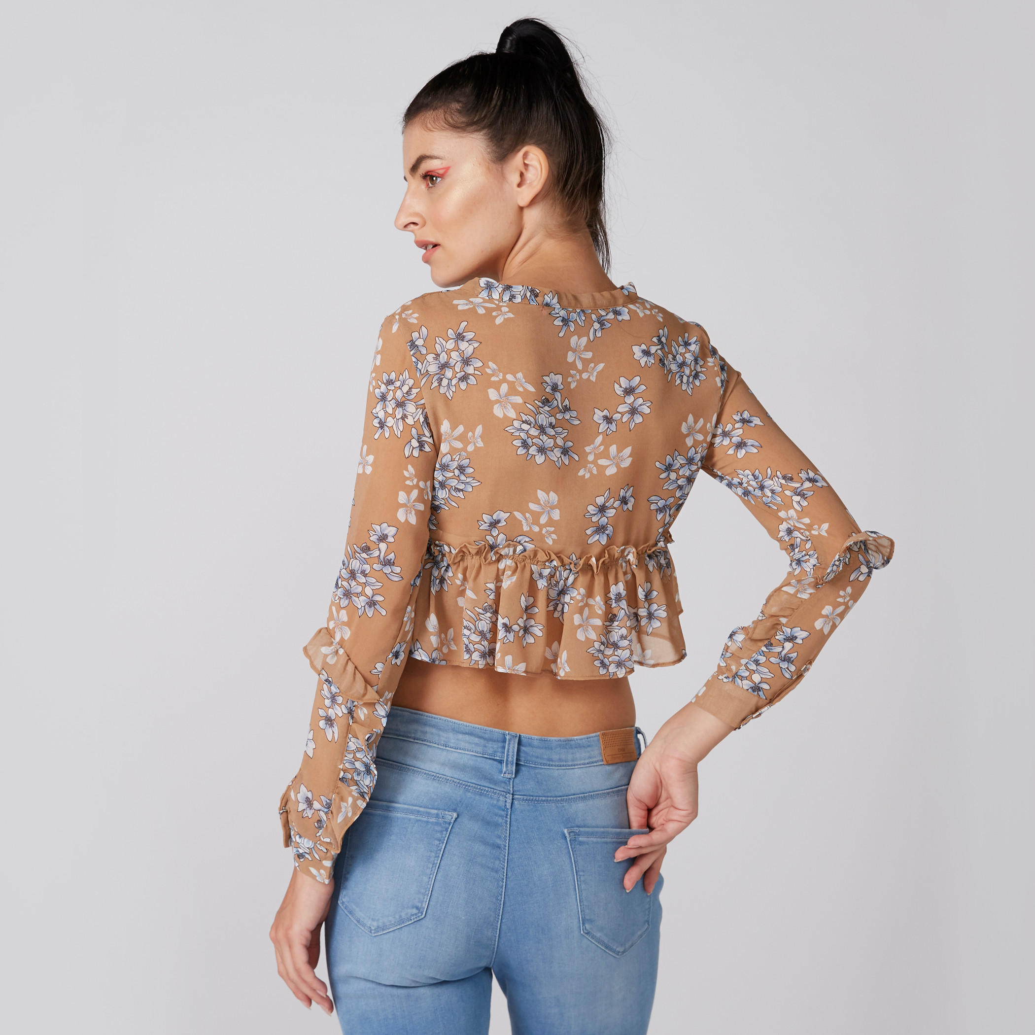 بلوزة قصيرة بأكمام طويلة وتفاصيل كشكش وطبعات-women-clothing-shirtsandblouses-blouses-image-2
