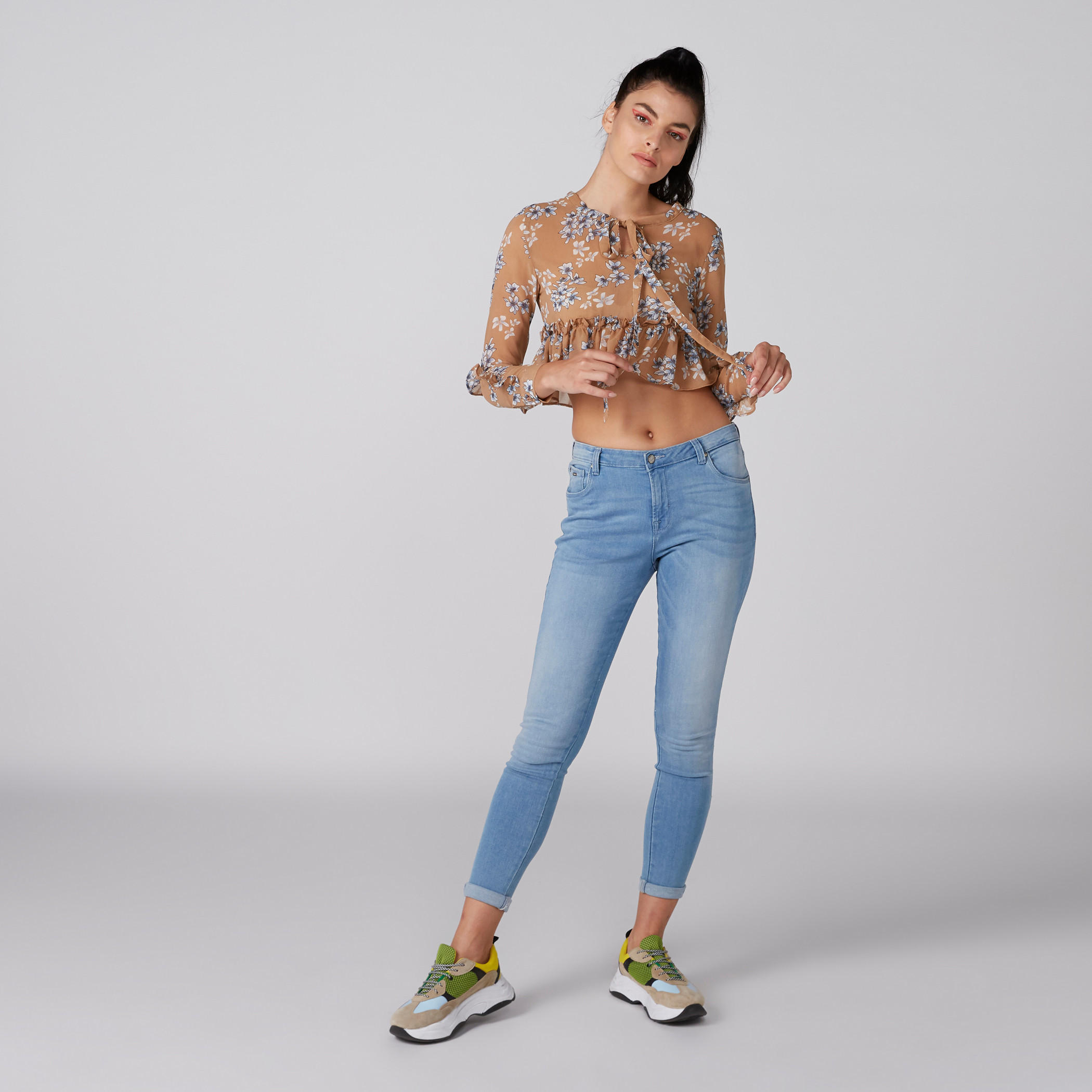 بلوزة قصيرة بأكمام طويلة وتفاصيل كشكش وطبعات-women-clothing-shirtsandblouses-blouses-image-3