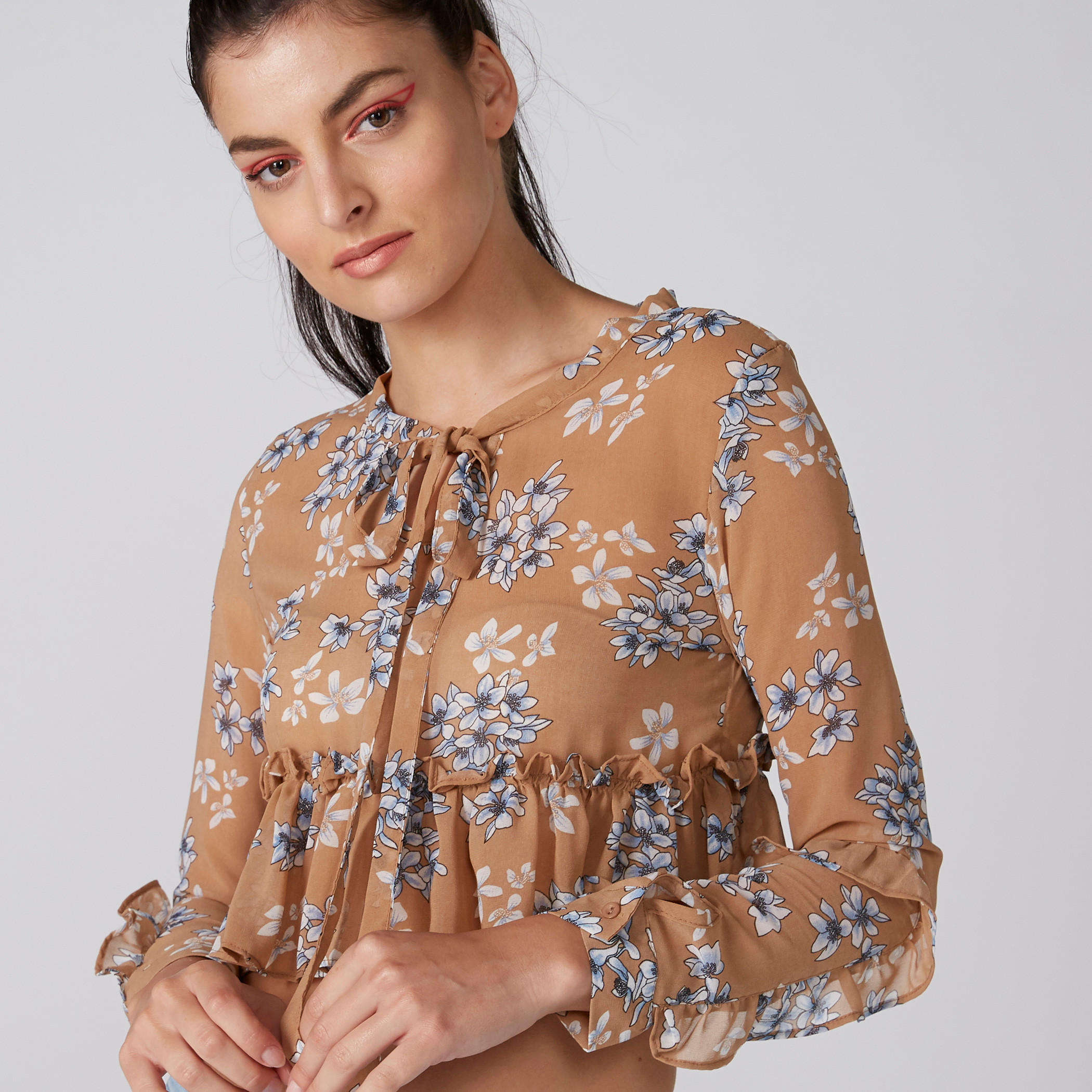 بلوزة قصيرة بأكمام طويلة وتفاصيل كشكش وطبعات-women-clothing-shirtsandblouses-blouses-image-4