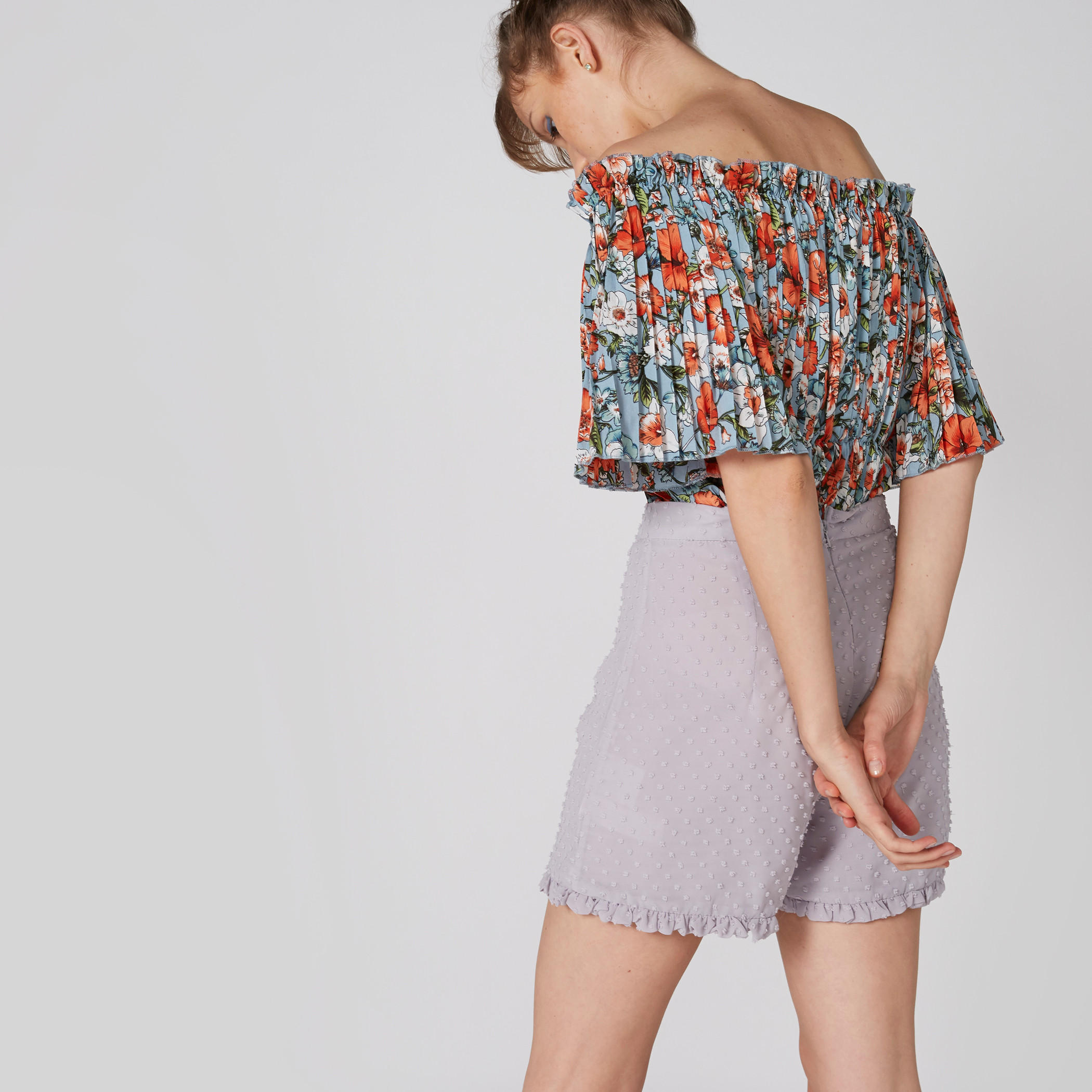 شورت دينم  سادة بخصر متوسط الإرتفاع وتفاصيل جيوب من توإكستريمز-women-clothing-bottoms-shorts-image-2