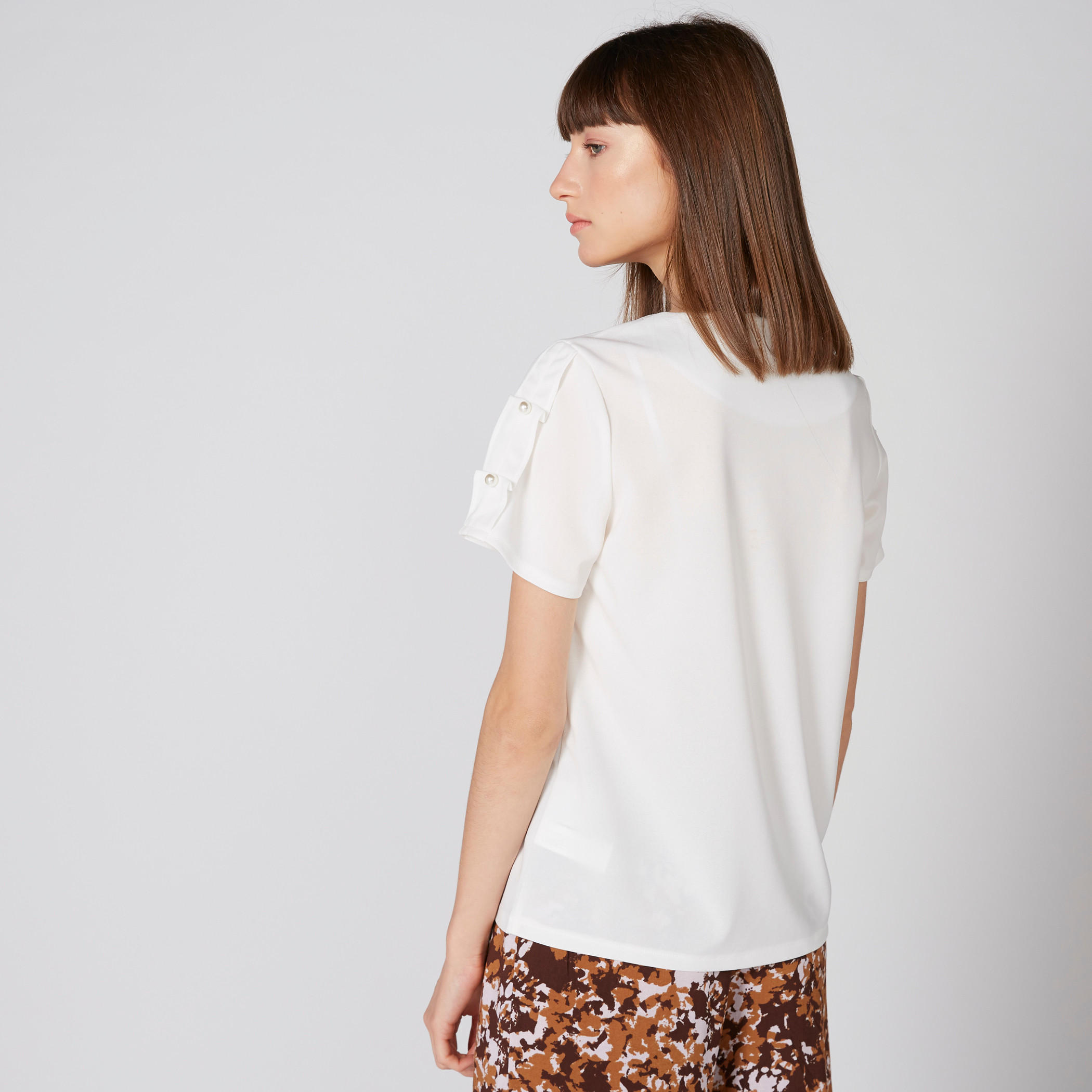 بلوزة بياقة مستديرة وأكمام قصيرة بتفاصيل لؤلؤ-women-clothing-shirtsandblouses-blouses-image-1