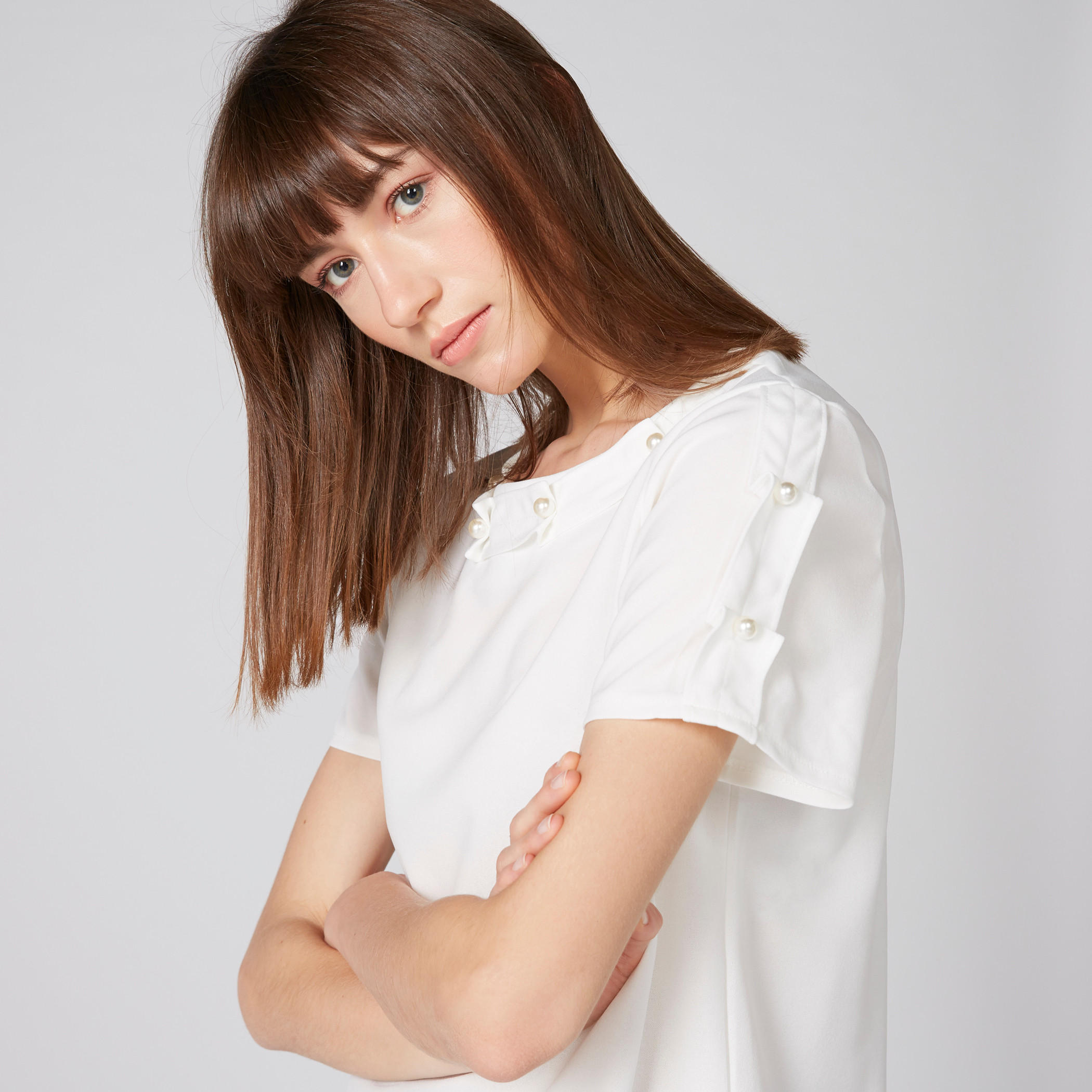 بلوزة بياقة مستديرة وأكمام قصيرة بتفاصيل لؤلؤ-women-clothing-shirtsandblouses-blouses-image-2