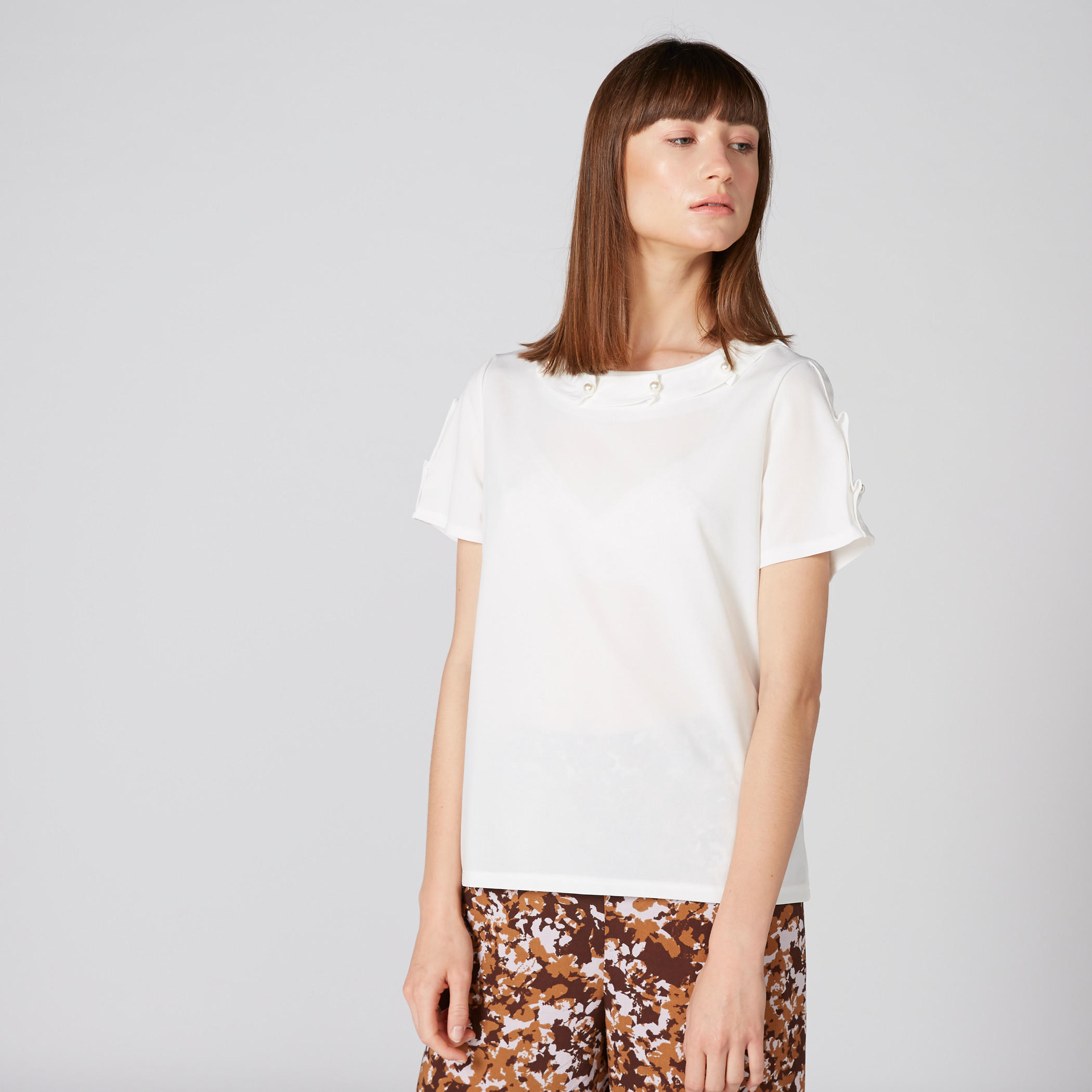 بلوزة بياقة مستديرة وأكمام قصيرة بتفاصيل لؤلؤ-women-clothing-shirtsandblouses-blouses-image-4
