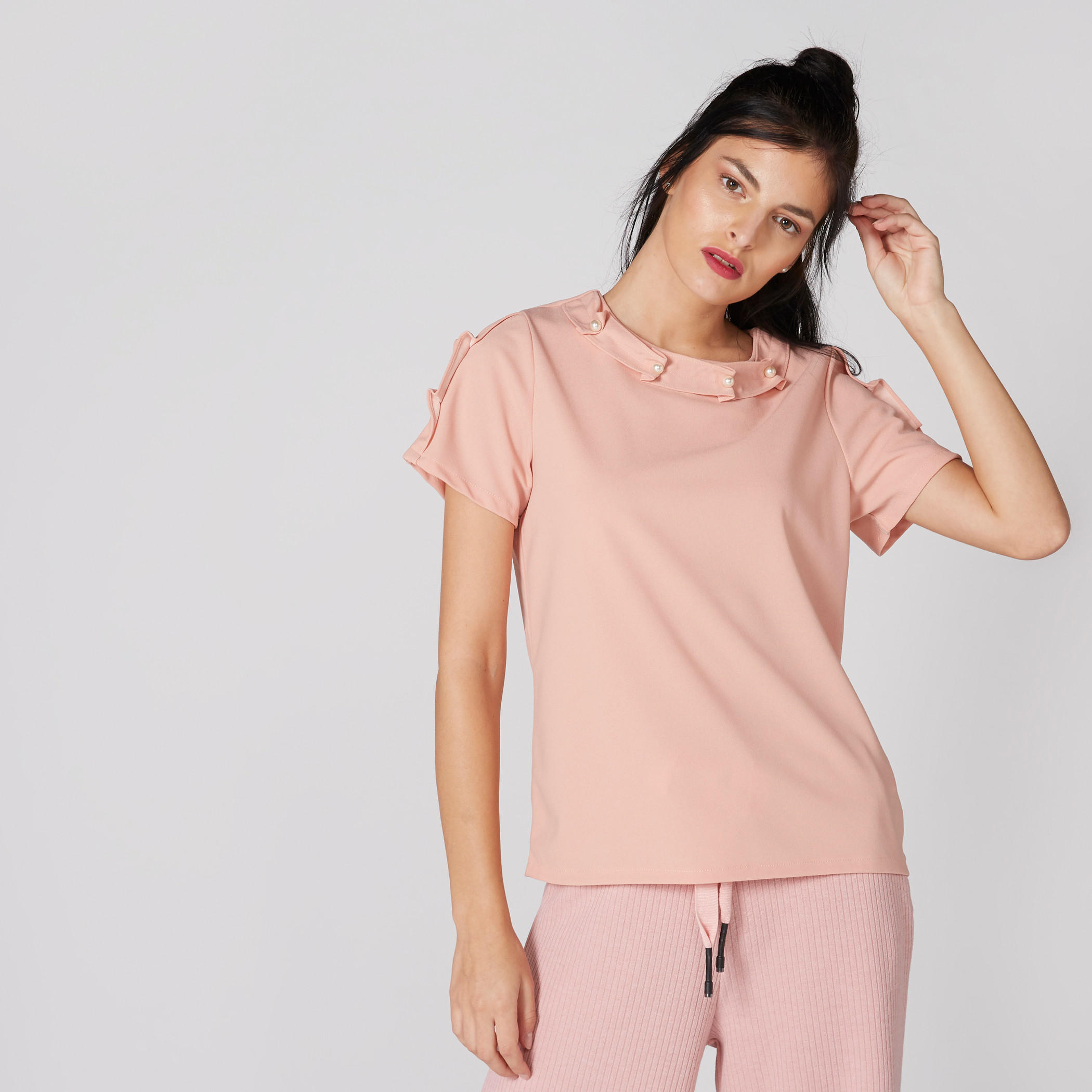 بلوزة بياقة مستديرة وأكمام قصيرة بتفاصيل لؤلؤ-women-clothing-shirtsandblouses-blouses-image-1