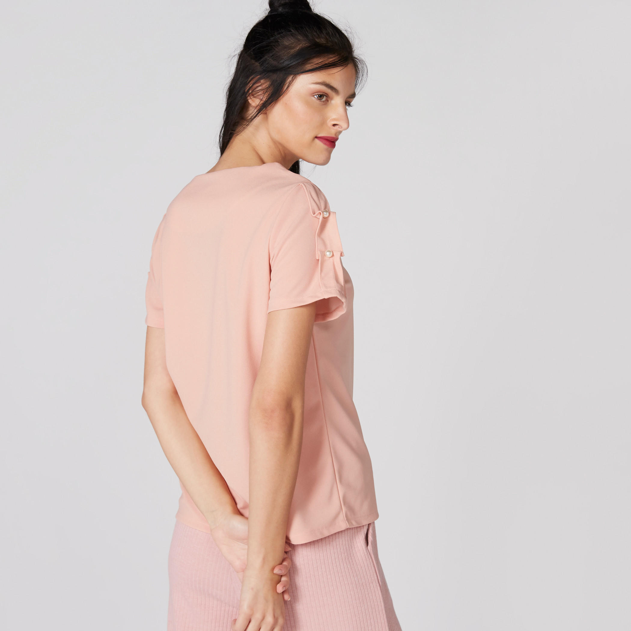 بلوزة بياقة مستديرة وأكمام قصيرة بتفاصيل لؤلؤ-women-clothing-shirtsandblouses-blouses-image-2