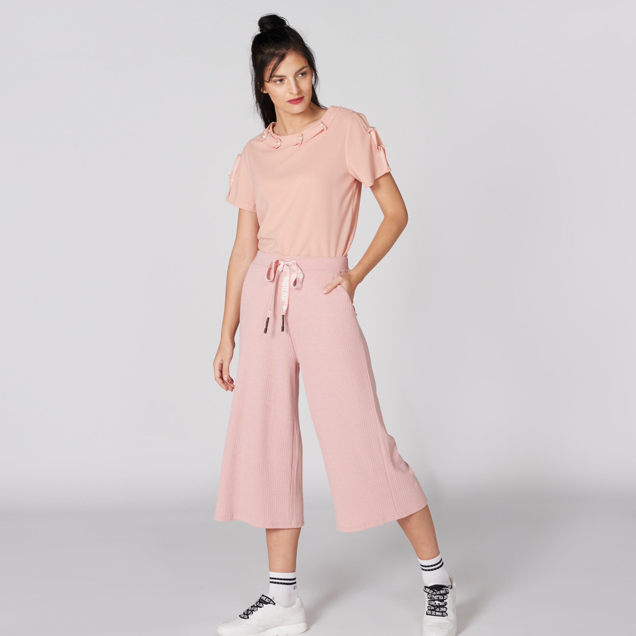 بلوزة بياقة مستديرة وأكمام قصيرة بتفاصيل لؤلؤ-women-clothing-shirtsandblouses-blouses-image-3