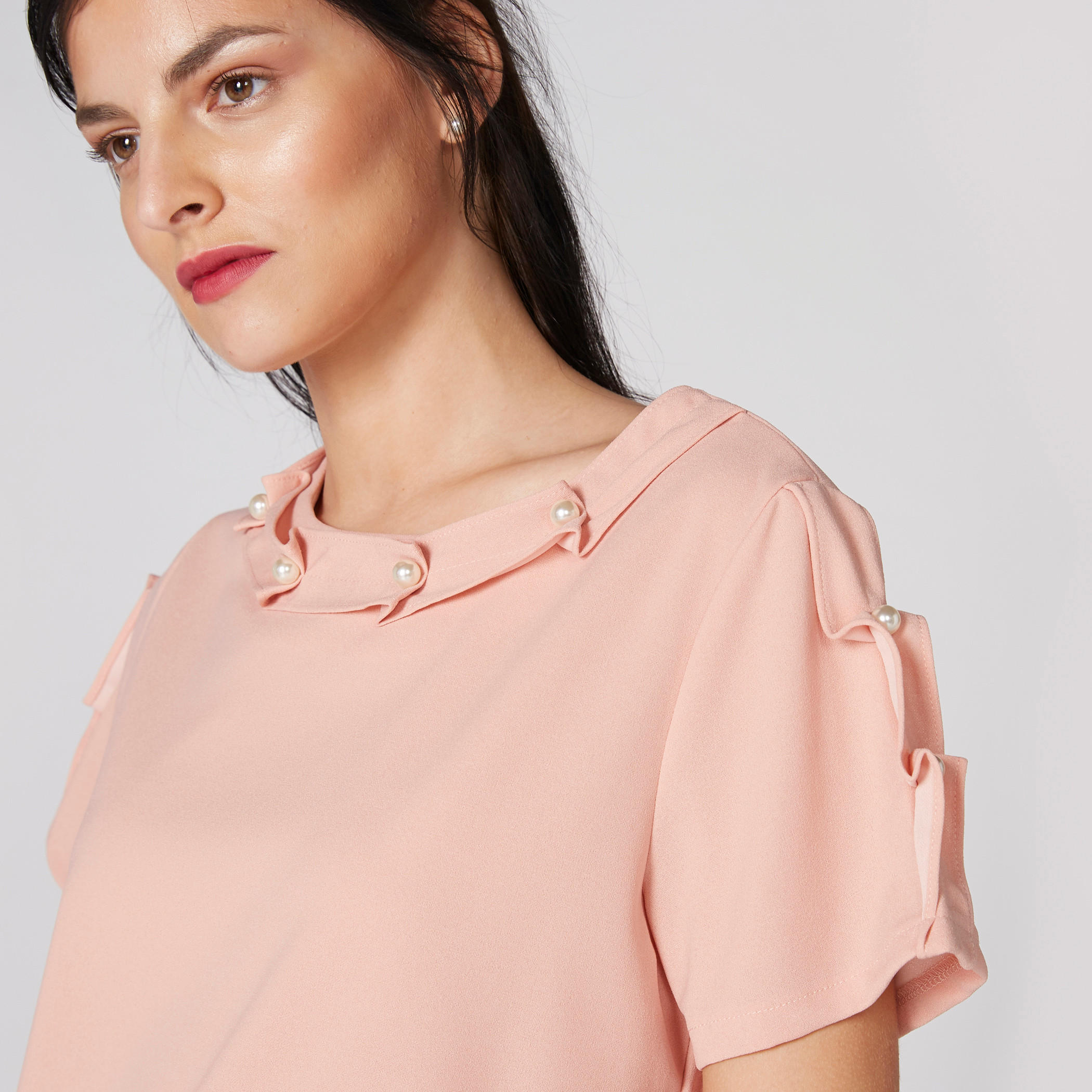 بلوزة بياقة مستديرة وأكمام قصيرة بتفاصيل لؤلؤ-women-clothing-shirtsandblouses-blouses-image-4