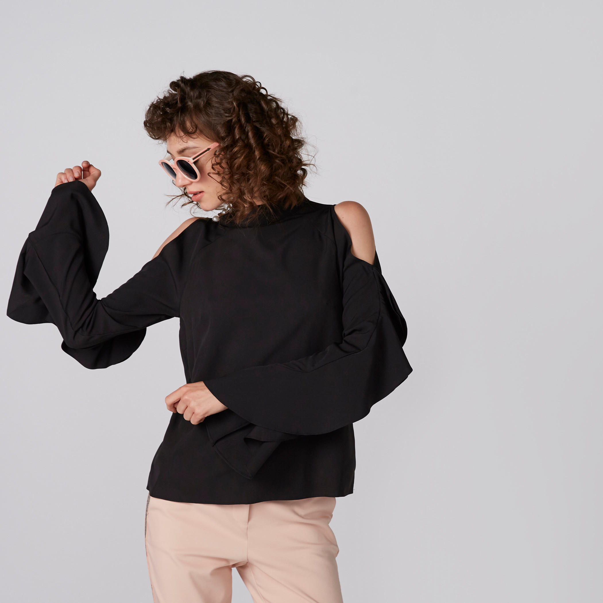 بلوزة مكشوفة الأكتاف بياقة مستديرة وأكمام واسعة وتفاصيل لؤلؤ-women-clothing-shirtsandblouses-blouses-image-2