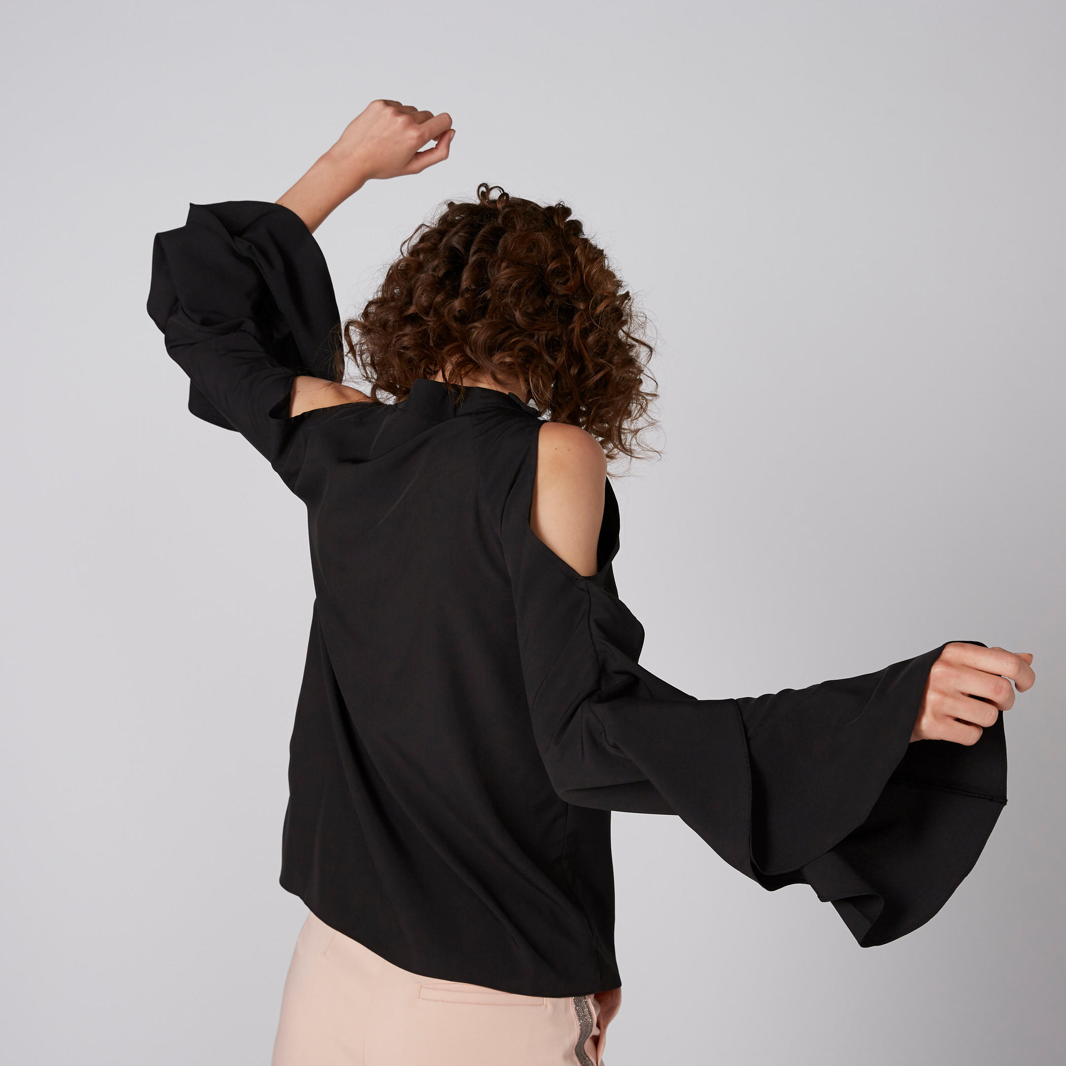 بلوزة مكشوفة الأكتاف بياقة مستديرة وأكمام واسعة وتفاصيل لؤلؤ-women-clothing-shirtsandblouses-blouses-image-3
