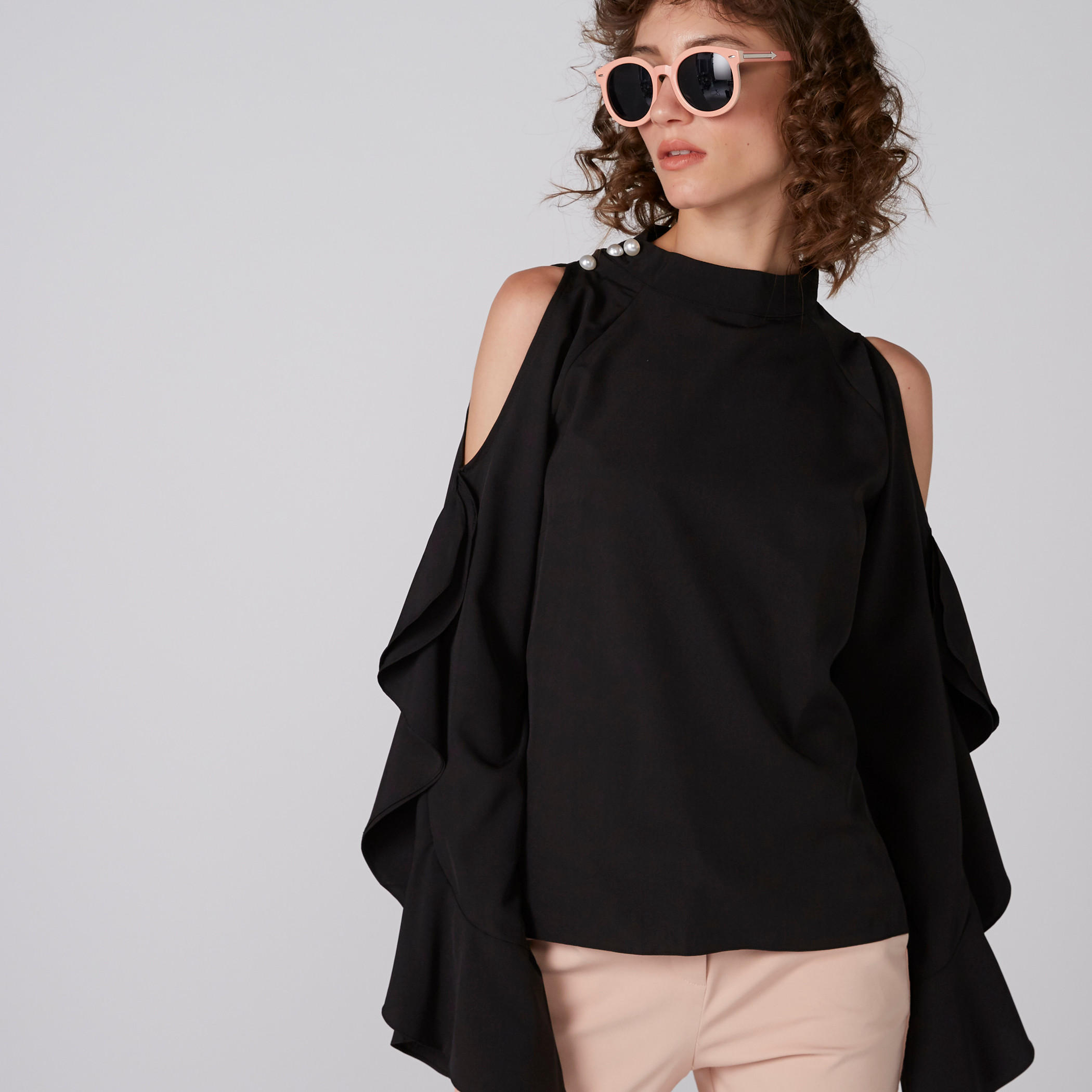 بلوزة مكشوفة الأكتاف بياقة مستديرة وأكمام واسعة وتفاصيل لؤلؤ-women-clothing-shirtsandblouses-blouses-image-4