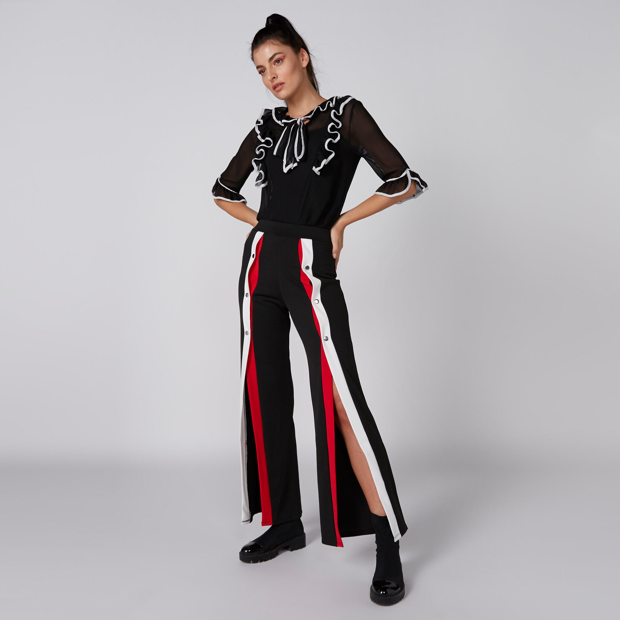 بلوزة بياقة مستديرة وأكمام قصيرة وتفاصيل كشكش-women-clothing-shirtsandblouses-blouses-image-9