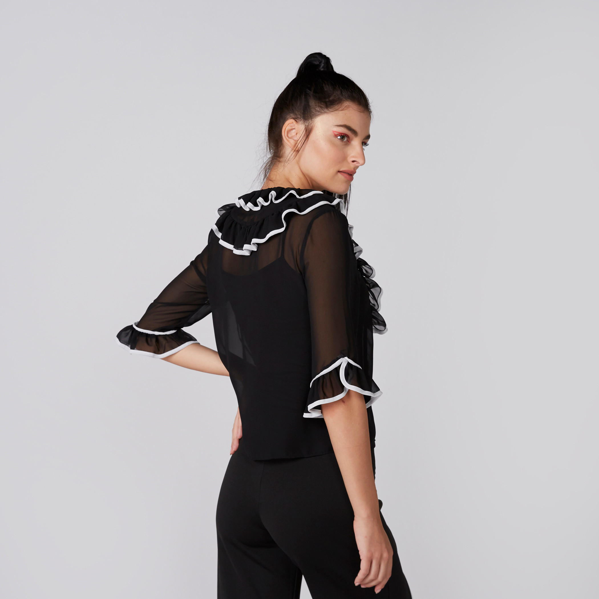 بلوزة بياقة مستديرة وأكمام قصيرة وتفاصيل كشكش-women-clothing-shirtsandblouses-blouses-image-10
