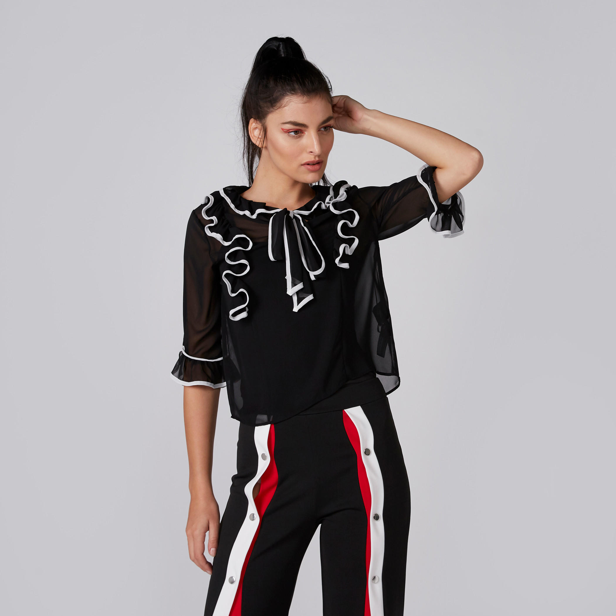 بلوزة بياقة مستديرة وأكمام قصيرة وتفاصيل كشكش-women-clothing-shirtsandblouses-blouses-image-11