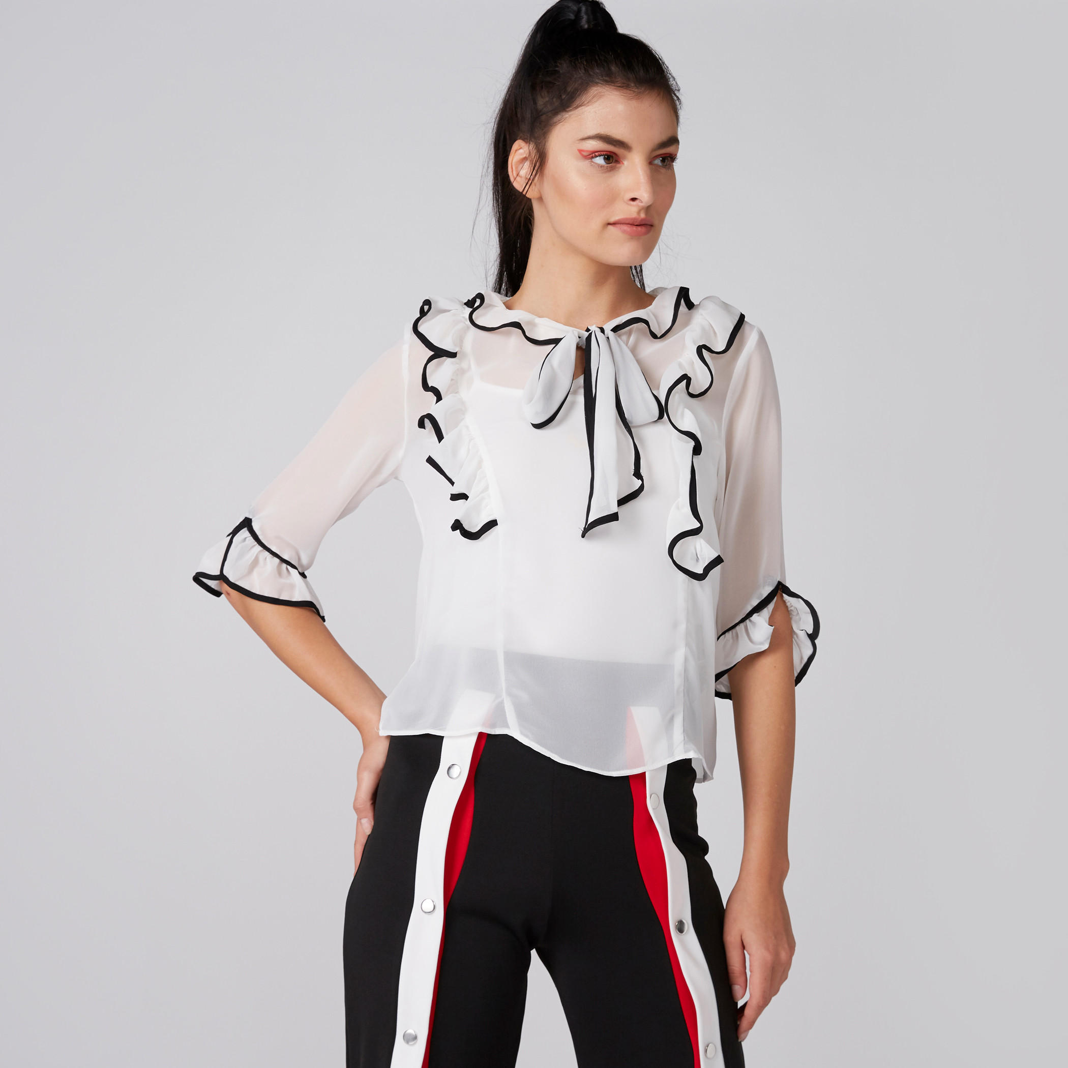 بلوزة بياقة مستديرة وأكمام قصيرة وتفاصيل كشكش-women-clothing-shirtsandblouses-blouses-image-1