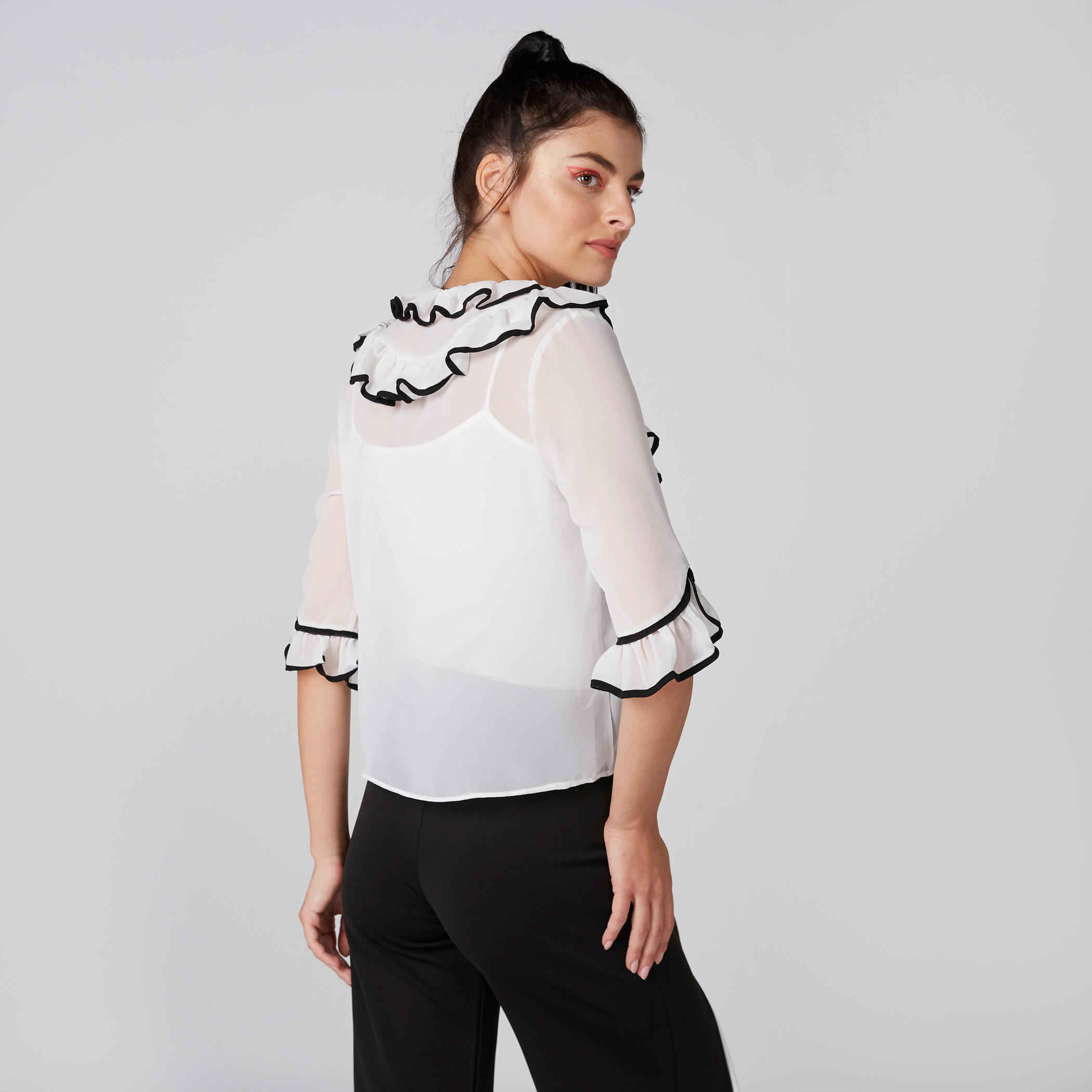 بلوزة بياقة مستديرة وأكمام قصيرة وتفاصيل كشكش-women-clothing-shirtsandblouses-blouses-image-2