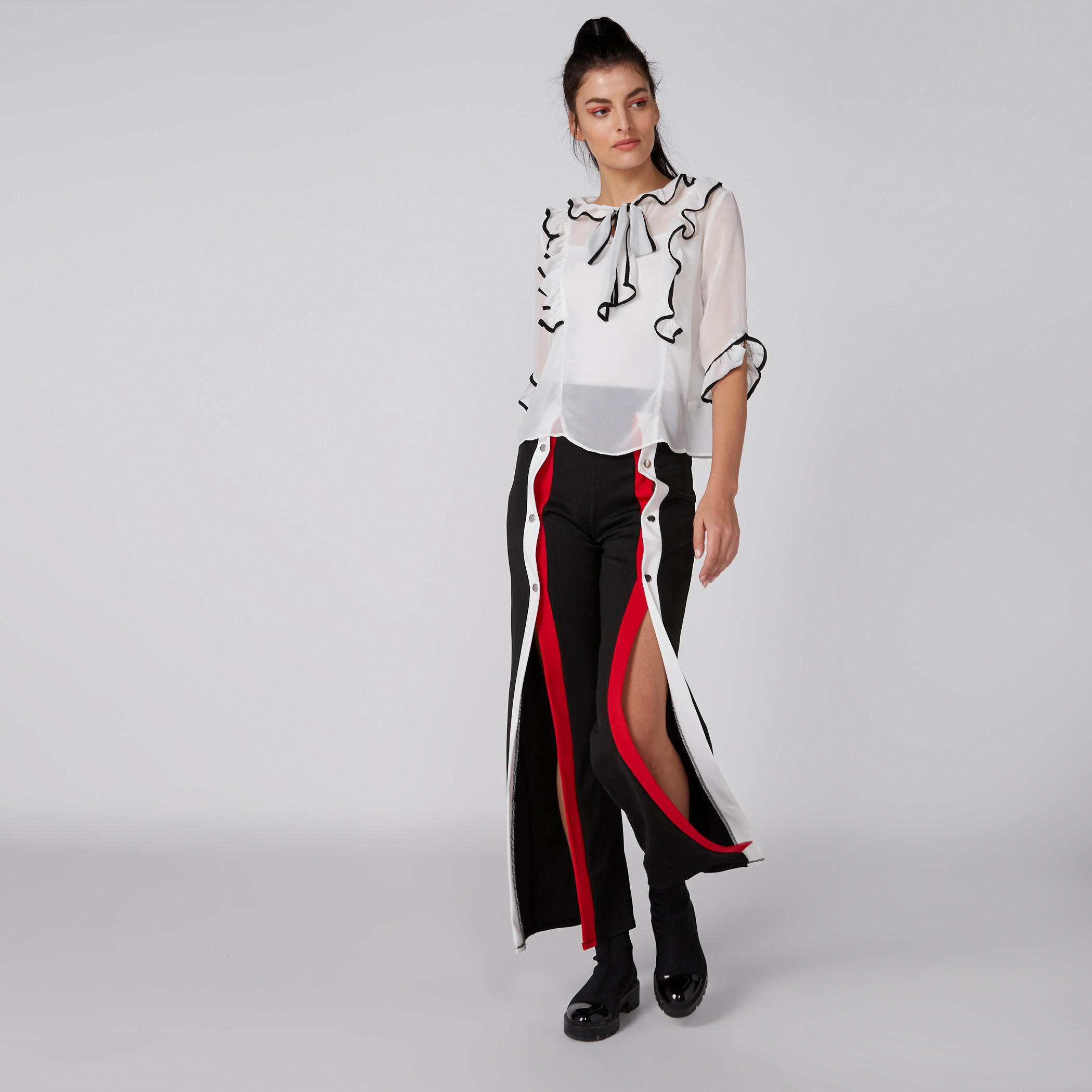 بلوزة بياقة مستديرة وأكمام قصيرة وتفاصيل كشكش-women-clothing-shirtsandblouses-blouses-image-3