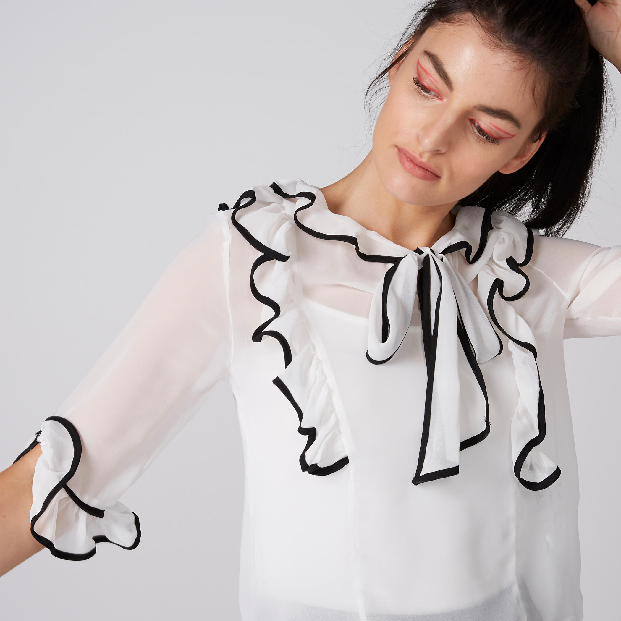 بلوزة بياقة مستديرة وأكمام قصيرة وتفاصيل كشكش-women-clothing-shirtsandblouses-blouses-image-4